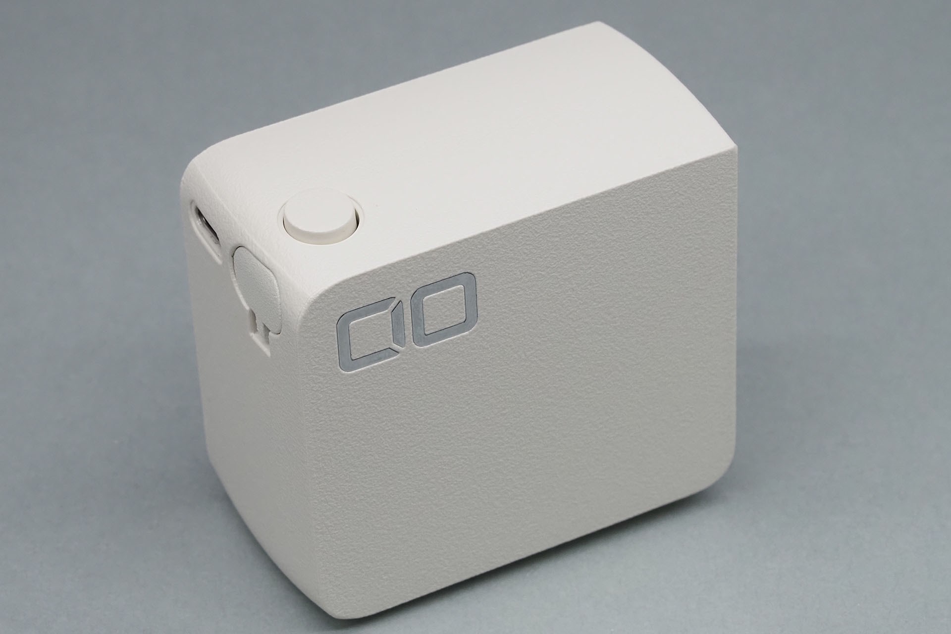 CIO「NovaPort DUO II 45W2C Built in CORD REEL」は最大出力45WのコンパクトなUSB充電器。サイズは約52×56×31mmで、重さは約125g。ACプラグは格納式。ブラックとホワイトがあり、メーカー希望小売価格は税込4780円。