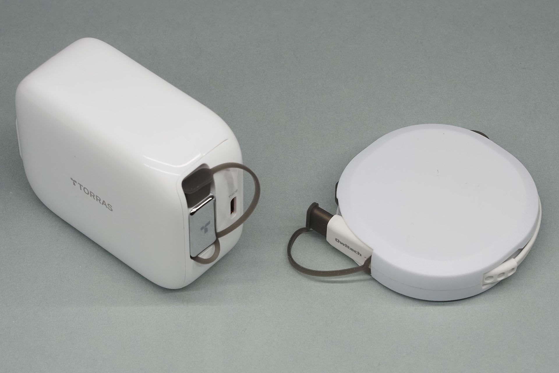 よく携帯している巻き取り式のUSB Type-CケーブルやUSB充電器。USB Type-Cケーブルのコネクター（プラグ）部にはシリコンの汎用カバーを被せている。