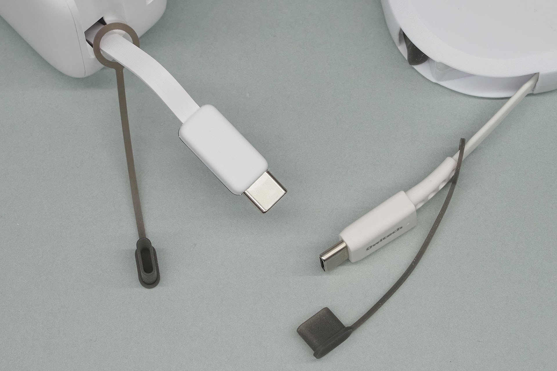 こんなカバーでコネクター部にホコリやゴミが付着するのを防いでいる。