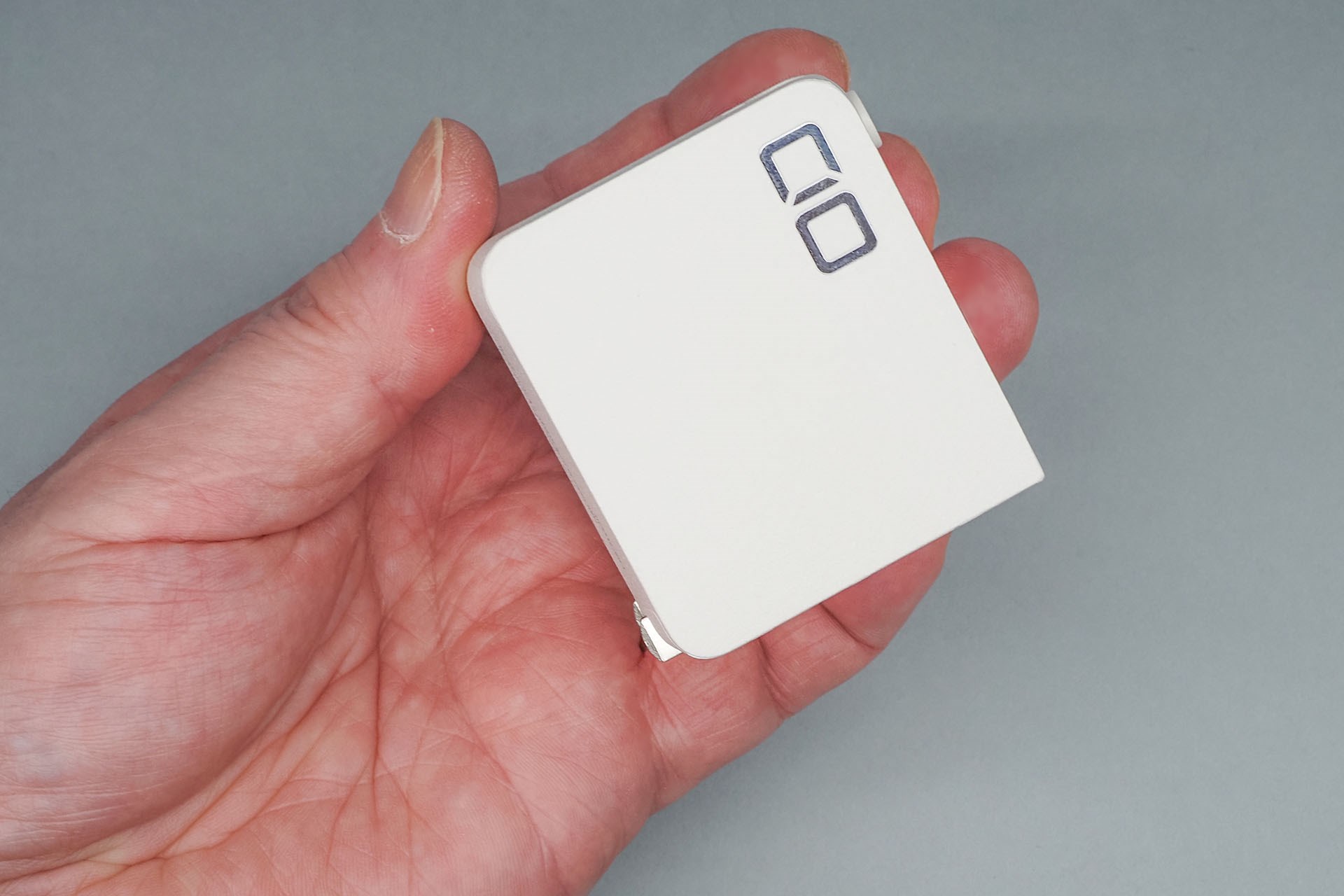 USB Type-C×2ポート仕様で合計最大出力45WのUSB充電器だ。手のひらサイズで軽量なので、ポケットに入れての携行も現実的。