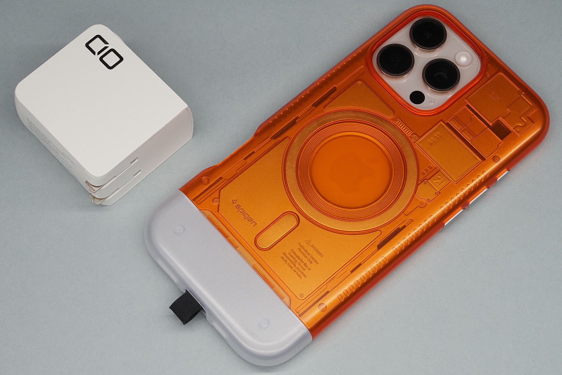 カバー付きiPhone 16 Pro Maxと同時携帯しても全然邪魔にならない。しかも巻き取り式USB Type-Cケーブル内蔵！　俺的には現在の最適解って感じがしている。