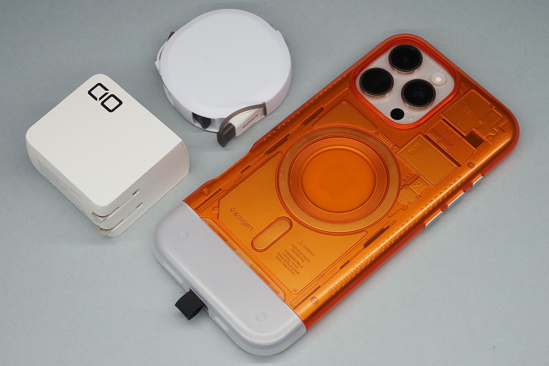 さらにオウルテックの「<a href="https://www.owltech.co.jp/product-top/cat_cable/cat_cable-type-c-type-c/cbkrpcc/" class="strong b">katamaki</a>」という片側巻き取り式のUSB Type-Cケーブルを追加。この2点セットを携帯しても邪魔になる感じがしない。