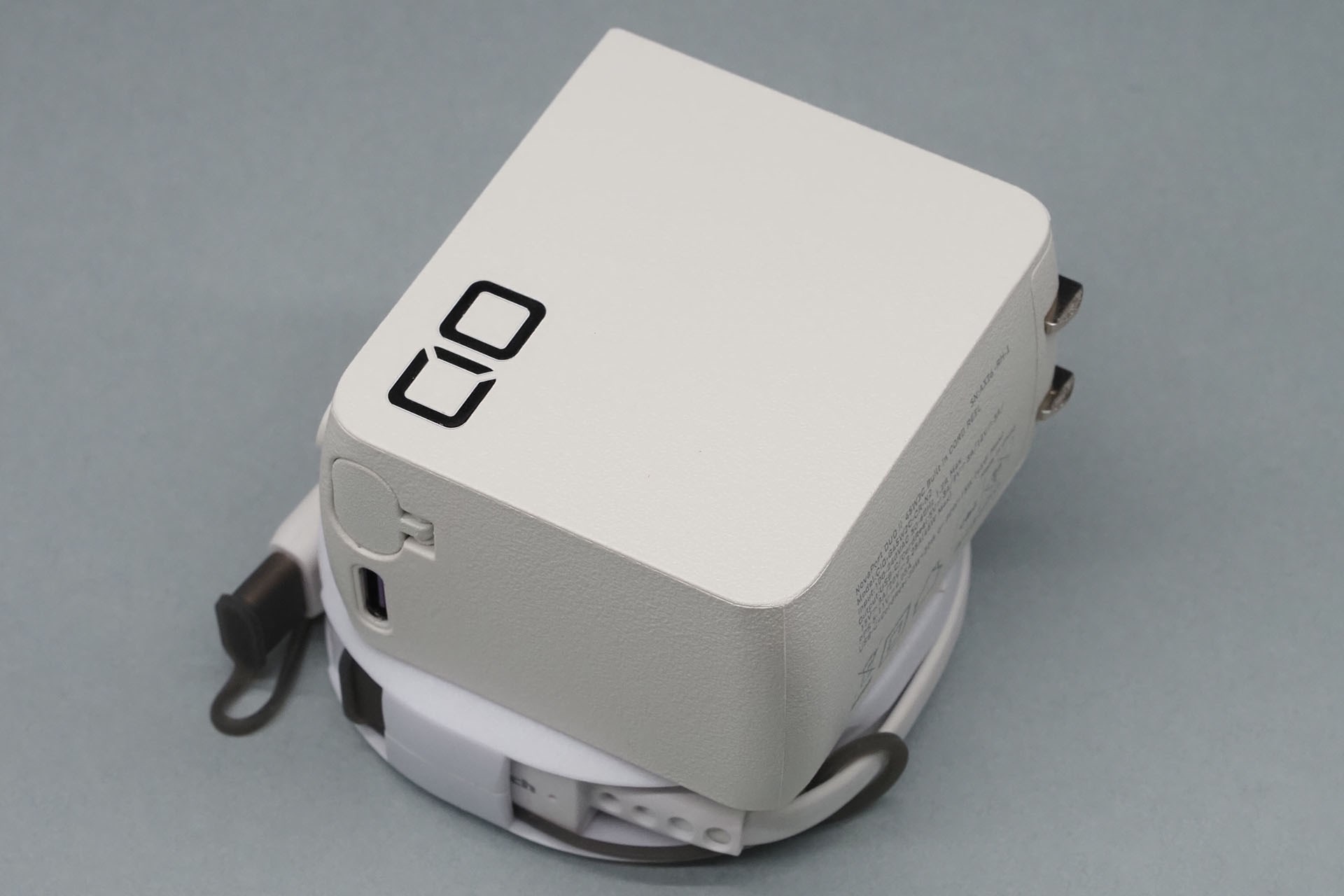 CIO「NovaPort DUO II 45W2C Built in CORD REEL」とオウルテック「katamaki」は、面ファスナーテープとかで合体・分離できるようにすると、よりスマートに携行できるかもしれない。