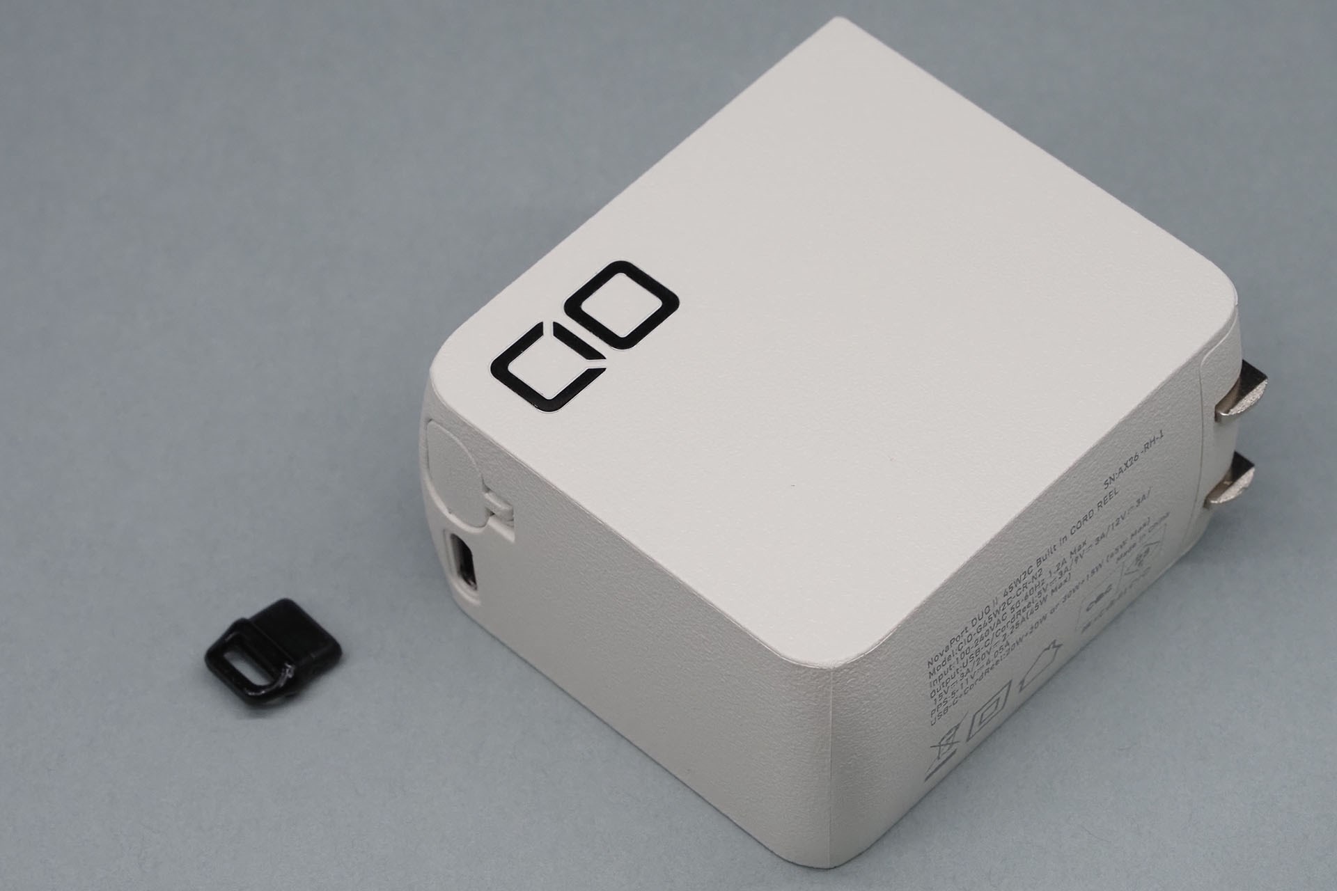 小さな黒いパーツがUSB Type-Cポート用のフタ（ジャック用）。汎用品が市販されている。