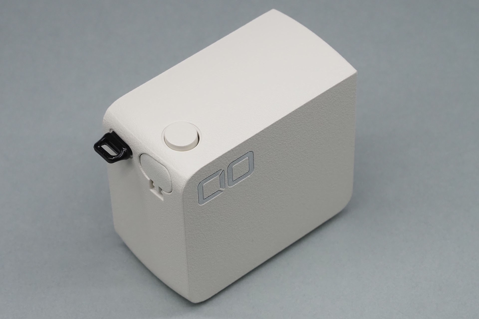 CIO「NovaPort DUO II 45W2C Built in CORD REEL」にフタ！　これで、より安心して携行できるゼ！