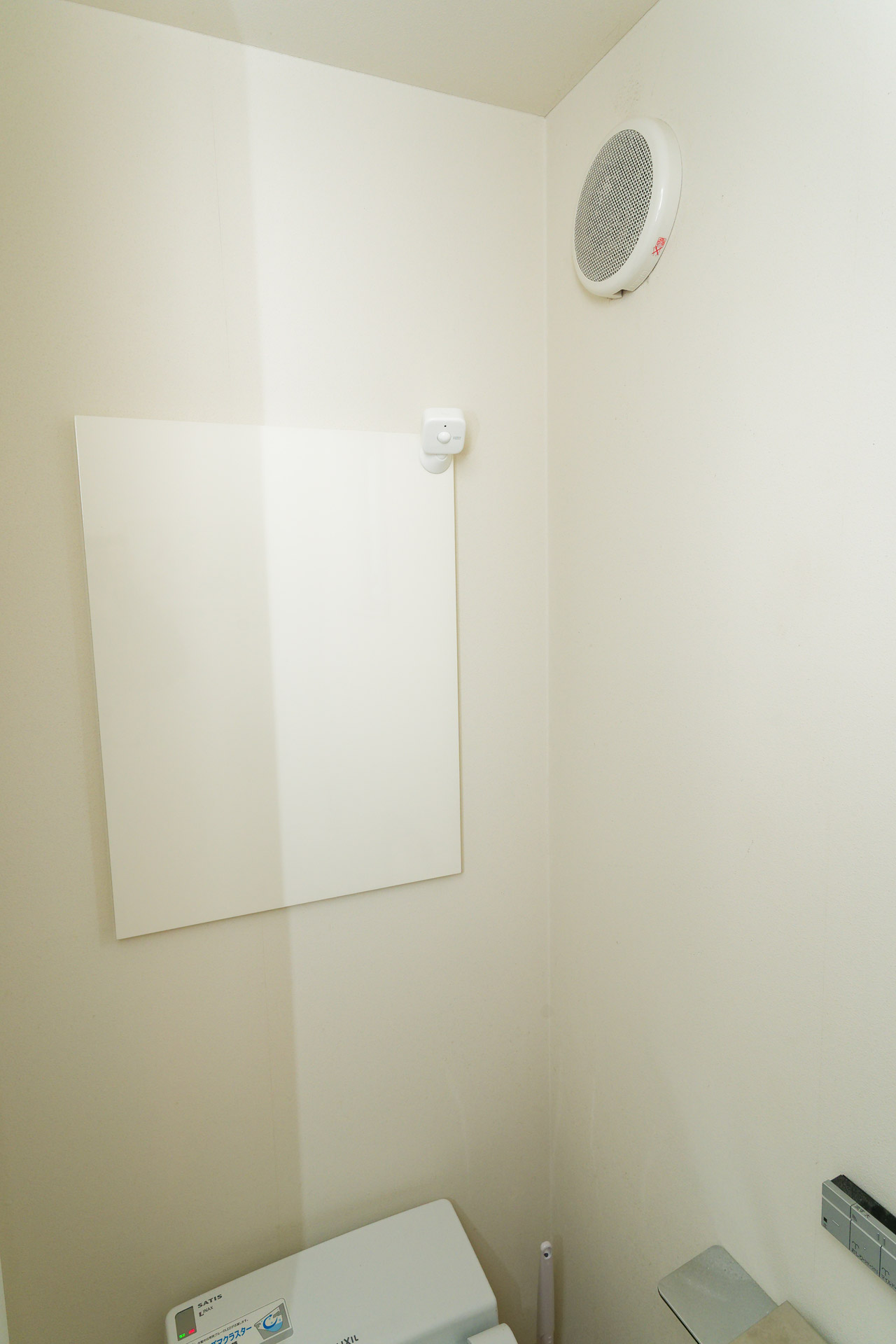 トイレの背後側に人感センサーProを取り付けた