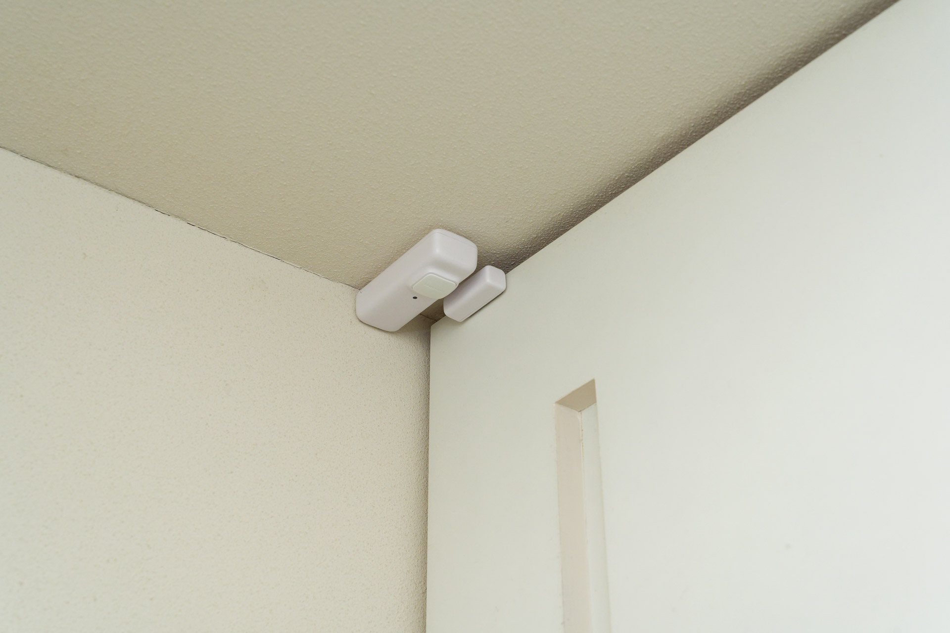 トイレの扉付近に取り付けた「SwitchBot 開閉センサー」