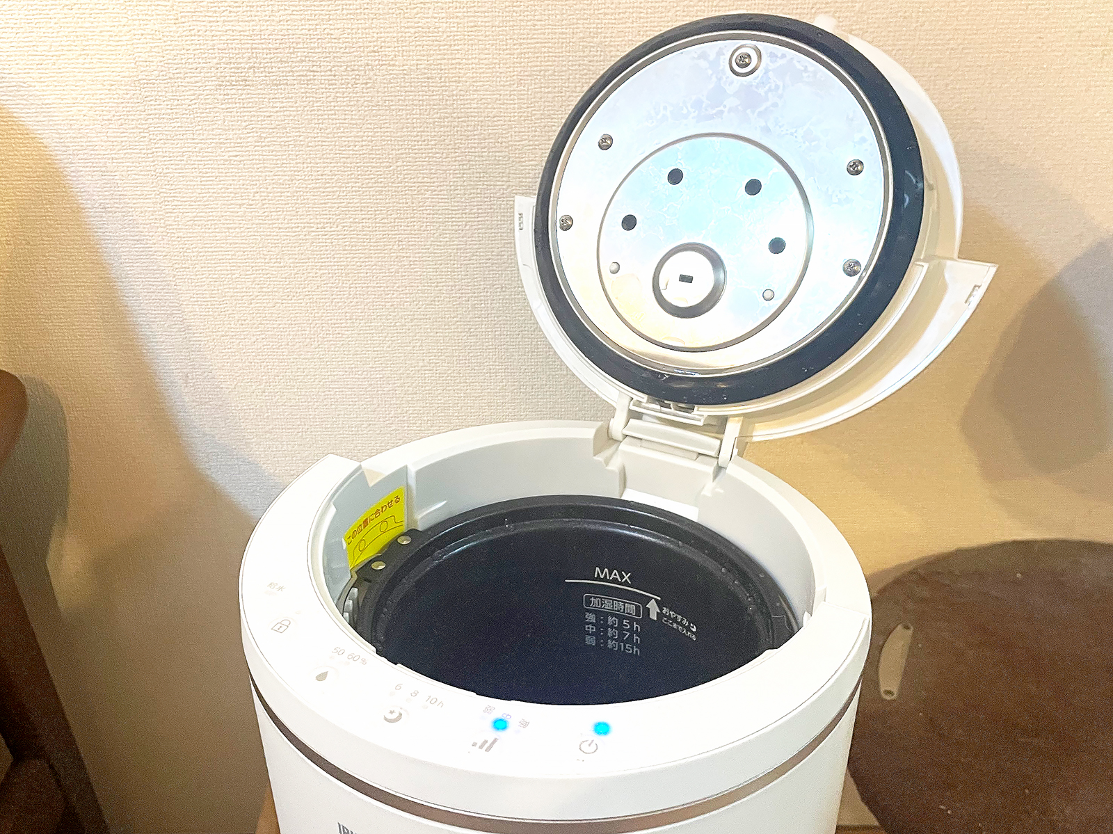 上蓋がパカッと開いて上から給水ができるのはよくあるスタイルですが……。