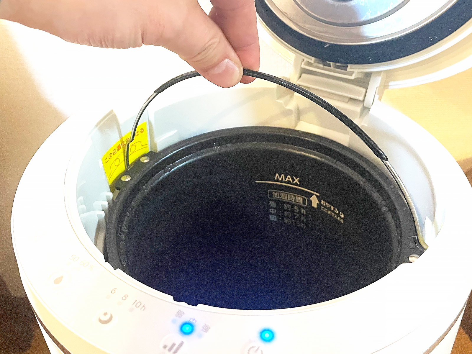 この製品の場合、給水タンクがバケツ状になっており取り外しが可能です。