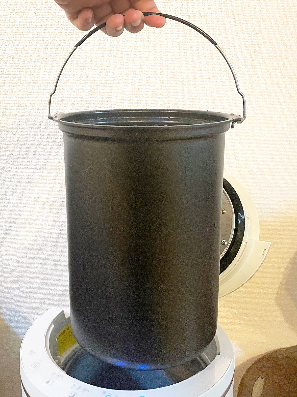 給水タンクはたっぷり3L。取っ手もついているので持ち運びが簡単で助かります。