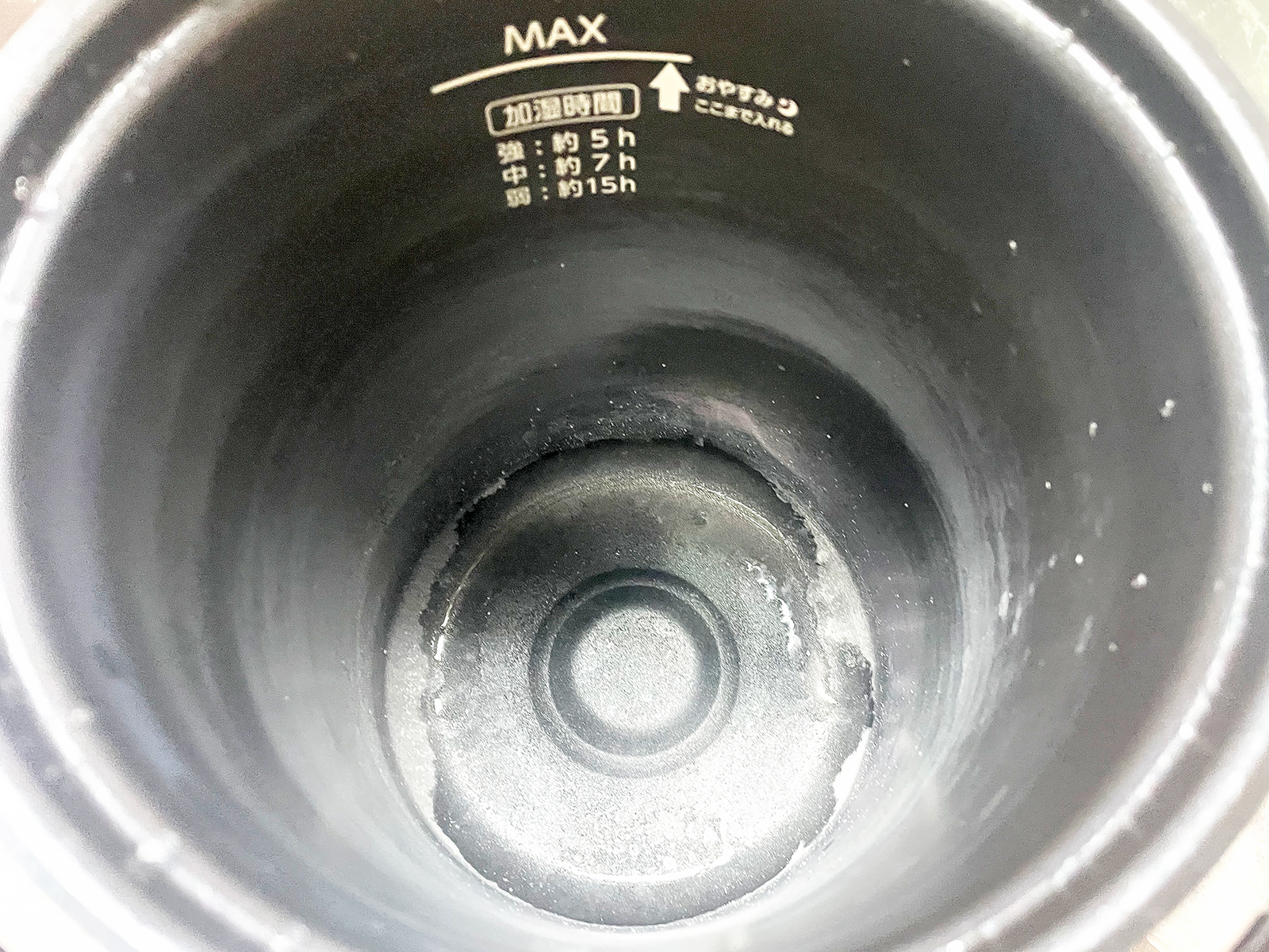 （ちょっと汚くて恐縮ですが）水が蒸発しきったあとに残る残りカスも、台所にタンクを持っていって洗うだけでOK。