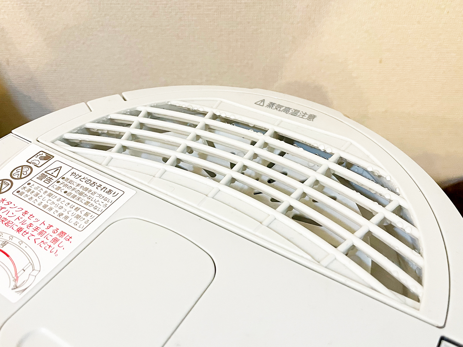 蒸気の噴出口。タンクだけでなく、これら蒸気が通る場所もすべて取り外して丸洗いできるので、お手入れラクラクです。