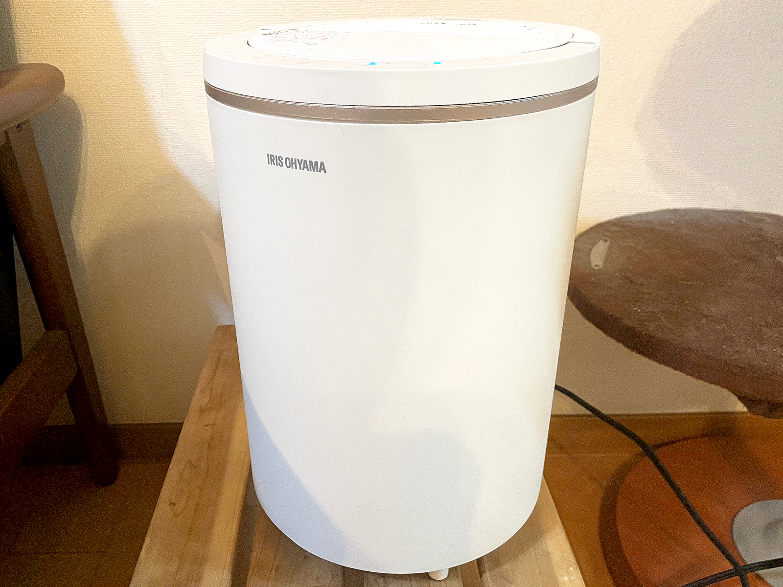 アイリスオーヤマのスチーム式加湿器「AHM-MHU60A-W」。こちらはホワイトですが黒のカラーバリエーションもあります。