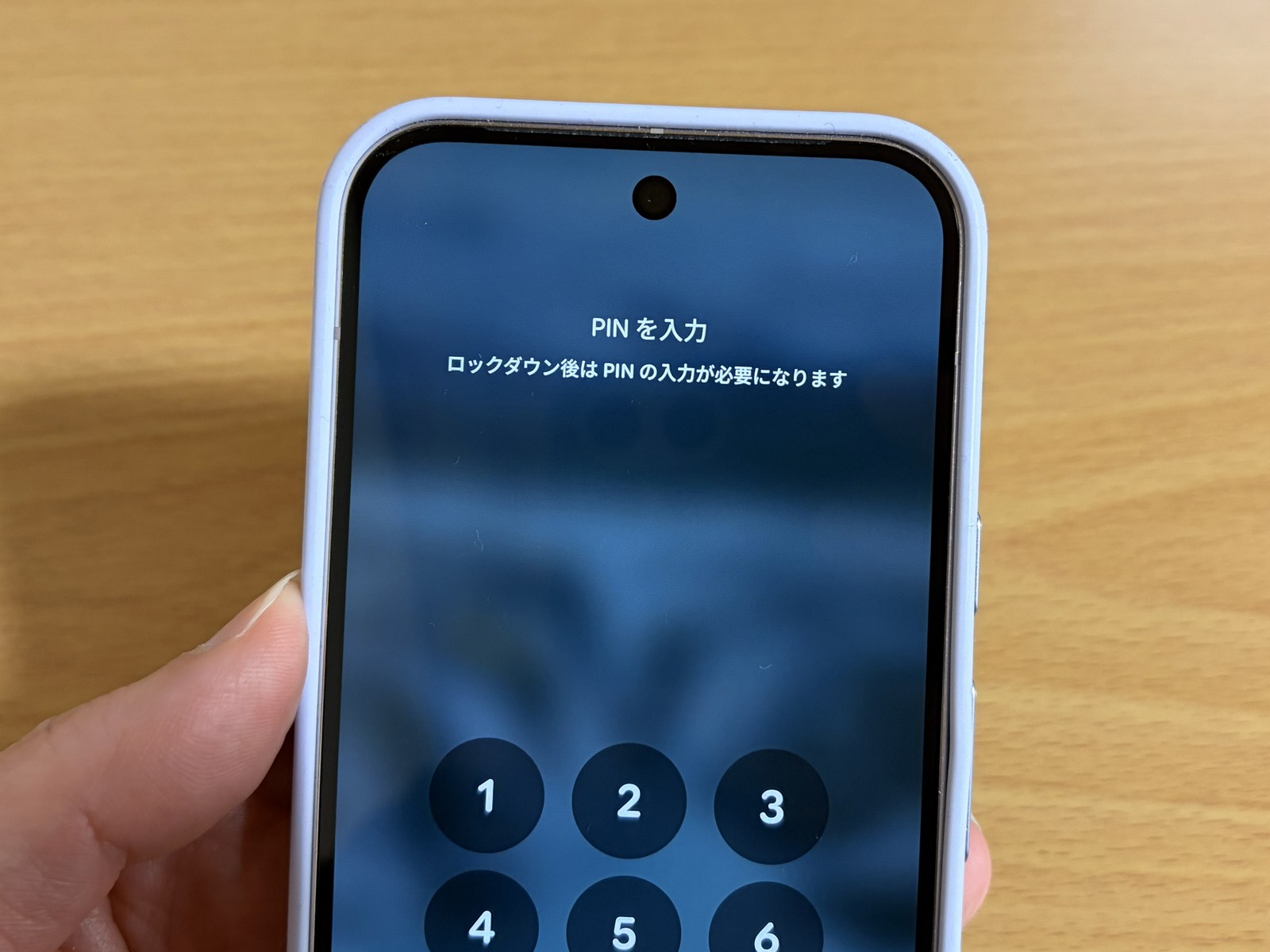 ロックダウンモードを解除する時は、メッセージが専用のものになり、指紋認証も使えません。PINコードなりパターン入力が必須となります