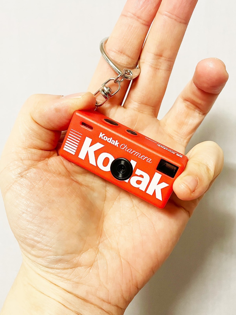 超キュート！ キーホルダーサイズのトイカメラ「KODAK CHARMERA