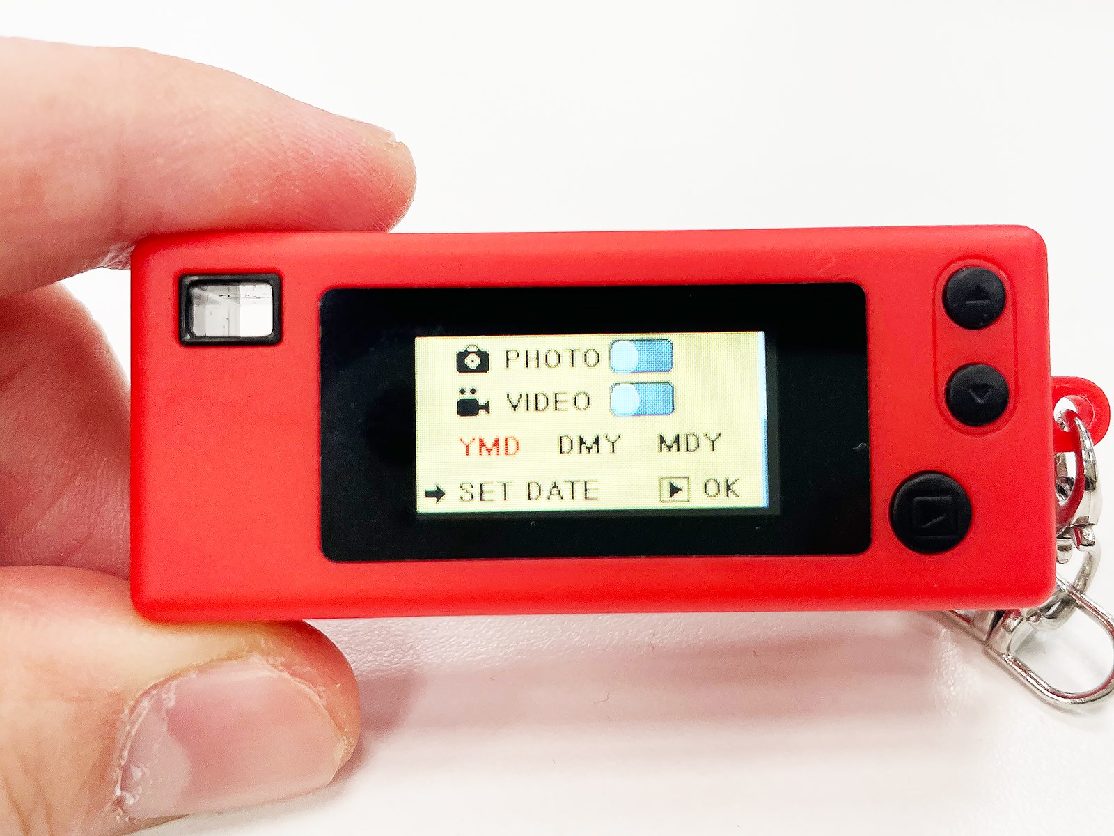 背面にはちゃんと液晶モニターも備える、低価格ながらちゃんとしたデジカメです。