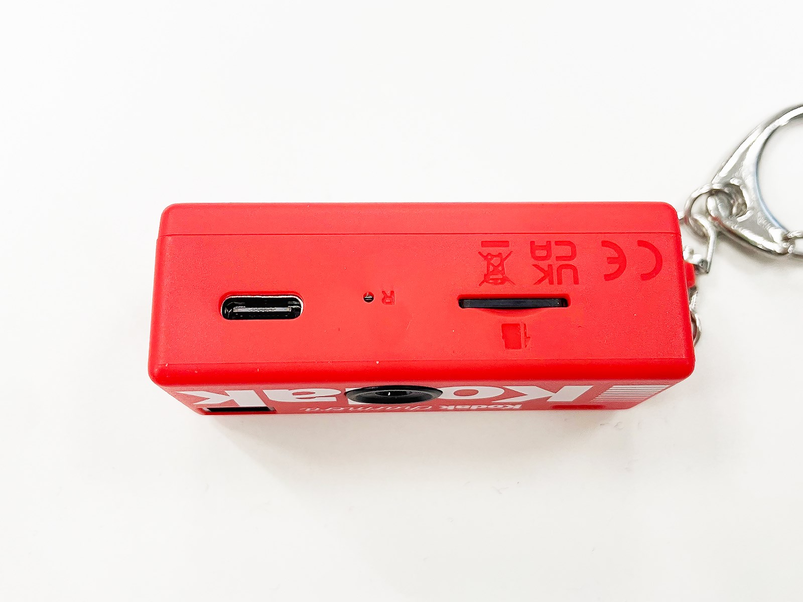 本体の底面にデータアクセス／充電兼用のUSB Type-CポートとmicroSDカードスロットがあります。