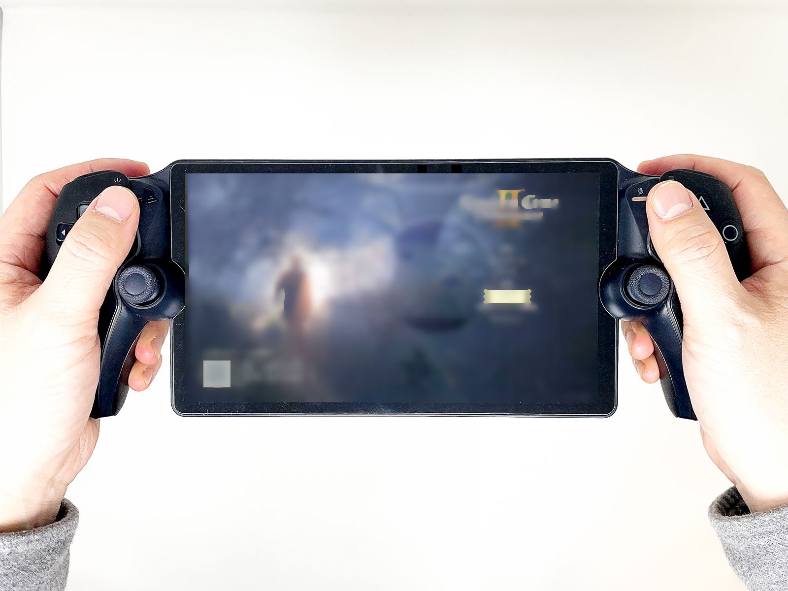 両手に持ったときのサイズ感。PS5のコントローラー「DualSense」を2つに割って左右に分けたデザインということもあり、持ちやすく操作感も上々です。