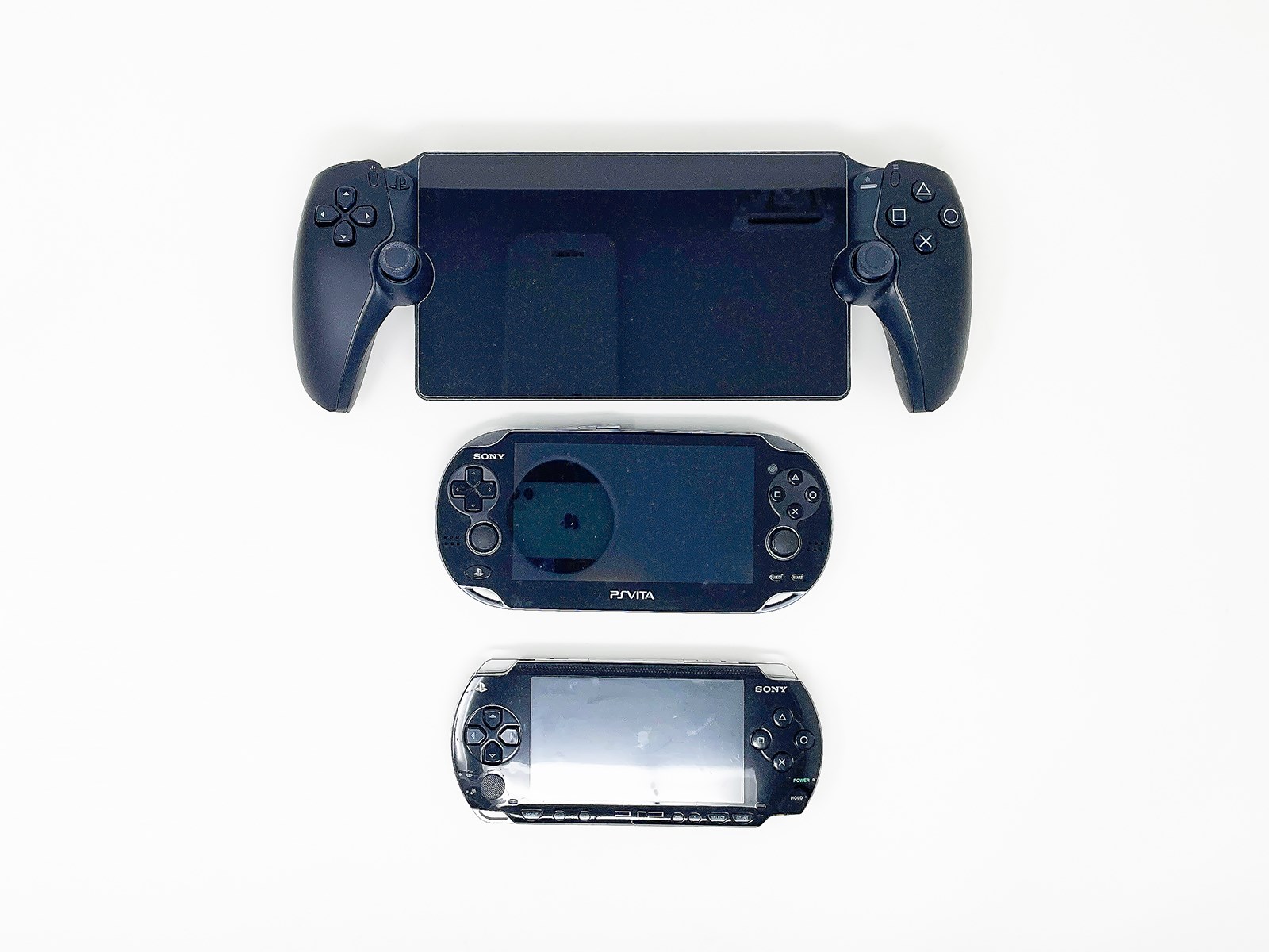 PSP、PS Vita、そしてPS Portal。歴代ソニー製携帯ゲーム機の系譜を受け継ぎつつ進化を感じるデザインです。