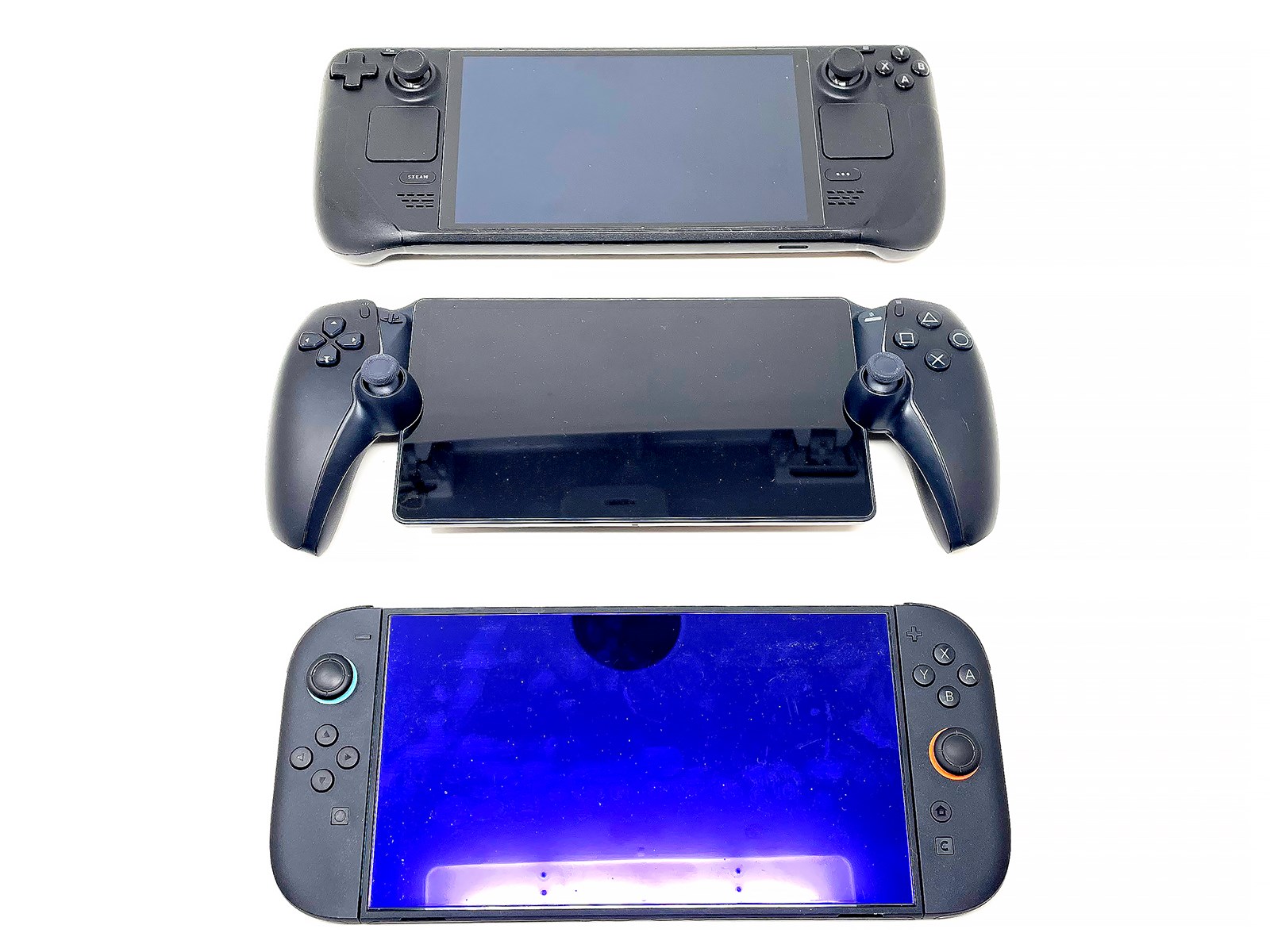 「Steam Deck OLED」と「Nintendo Switch 2」とのサイズ感比較。近年の携帯ゲーム機として標準的なサイズと言えなくもありません。