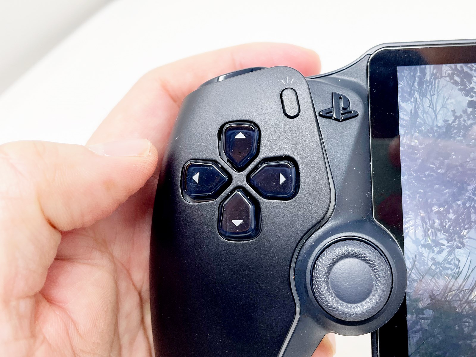 PlayStationシリーズでおなじみのボタン配置とアナログスティック。PSボタンは左上に配置。タッチパッドは画面を直接タップします。