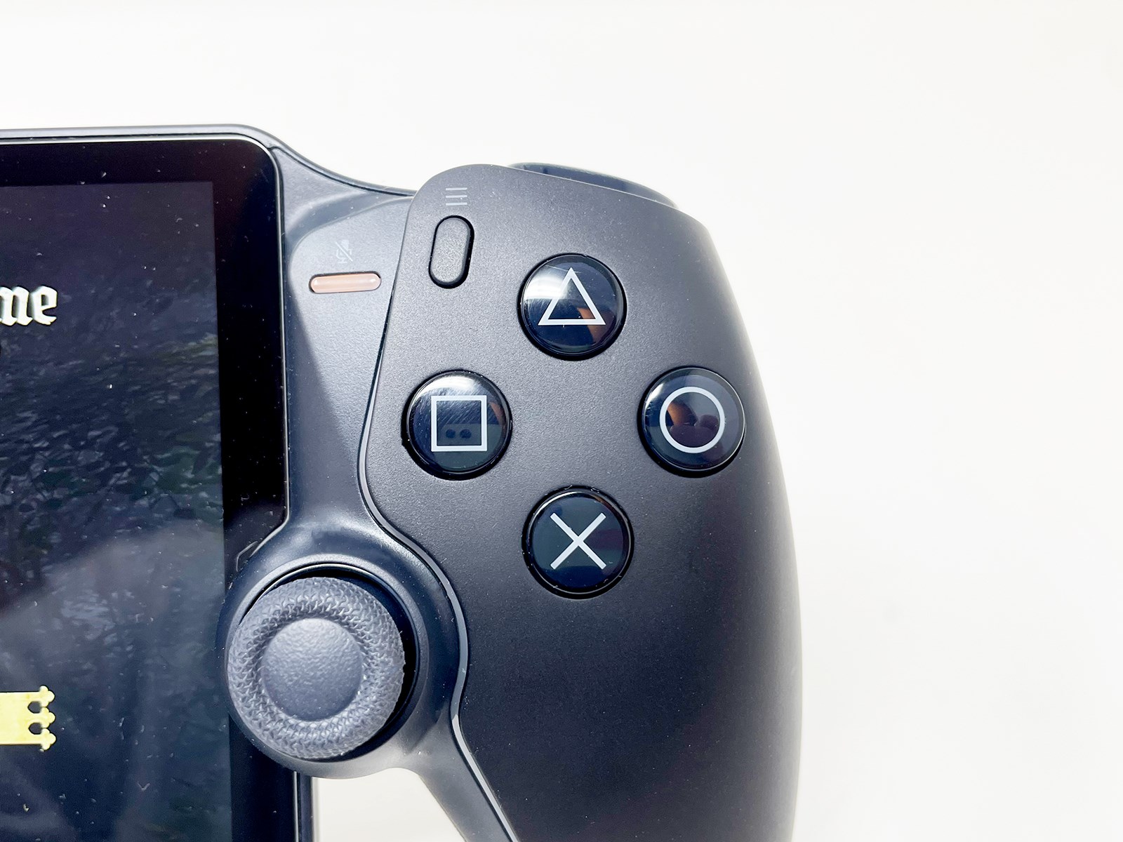 PlayStationシリーズでおなじみのボタン配置とアナログスティック。PSボタンは左上に配置。タッチパッドは画面を直接タップします。