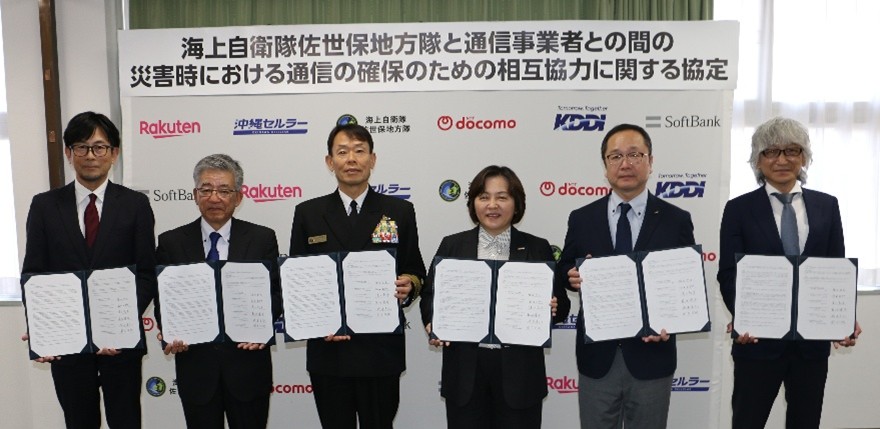 左から、楽天モバイルBCP管理本部⾧の磯邉 直志氏、沖縄セルラー取締役執行役員常務の國吉 博樹氏、海上自衛隊佐世保地方総監の福田 達也 海将、NTTドコモ 九州支社⾧の和田 あずさ氏、KDDI九州総支社⾧の濱口 義幸氏、ソフトバンク九州ネットワーク技術部⾧の菊地 健吾氏