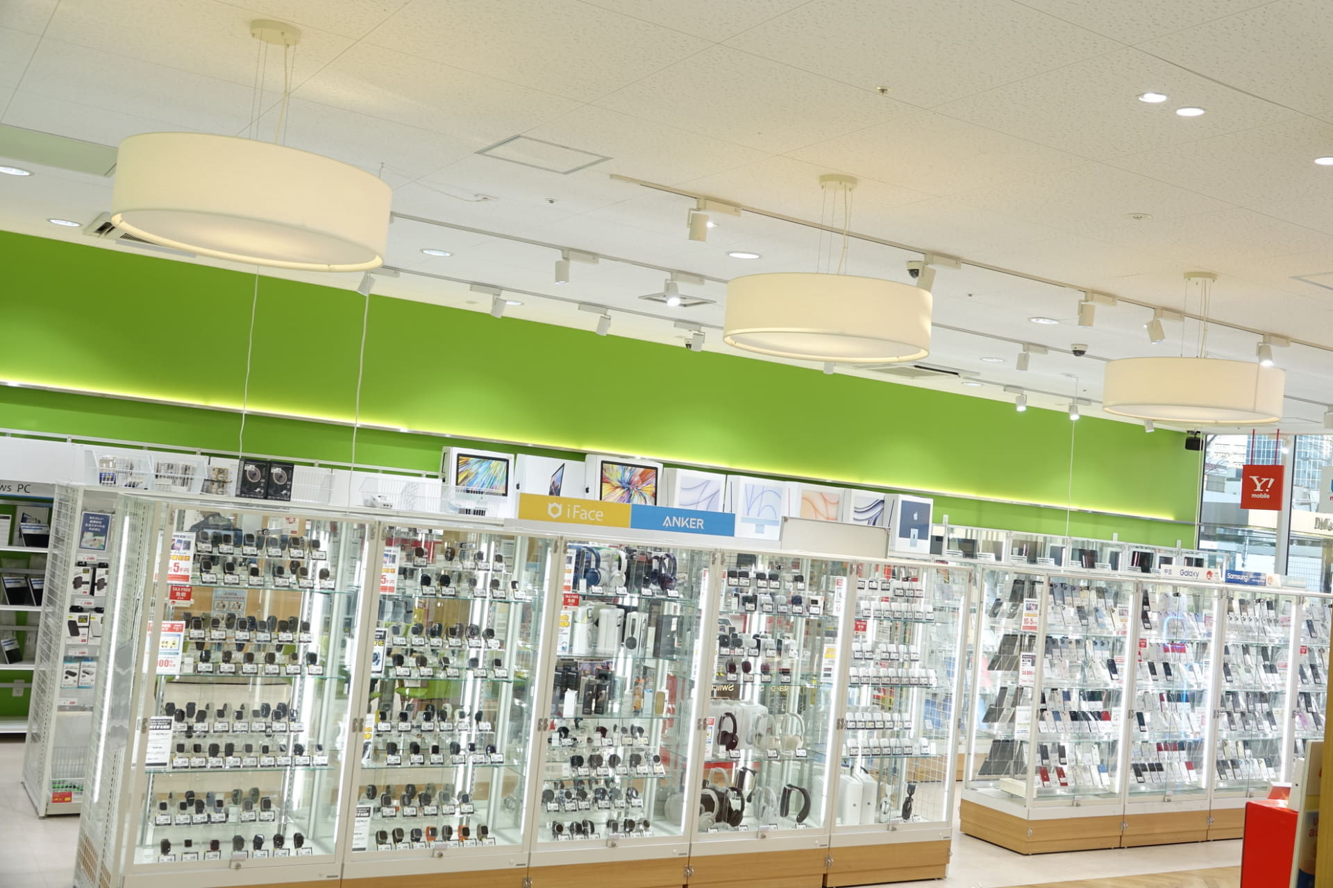 さまざまな商品をラインアップしている店内