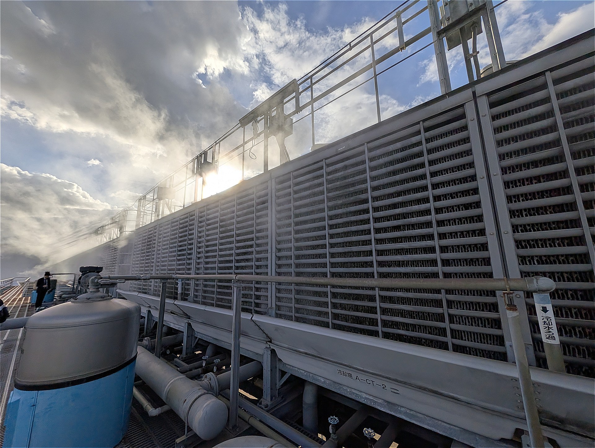 サーバーを冷やした水が運ばれる屋上の冷却塔