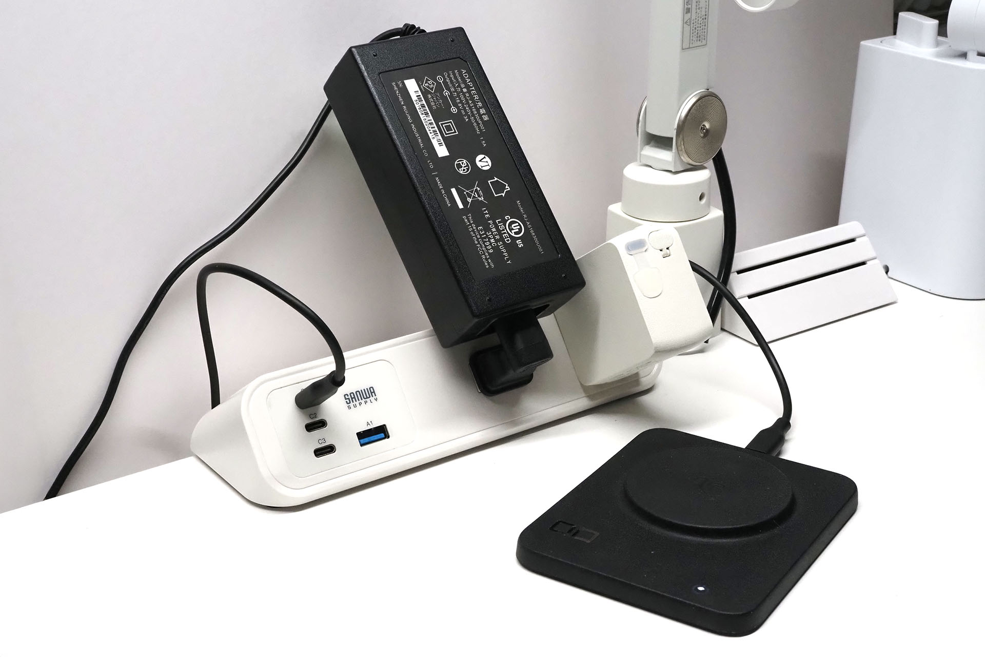 仕事用デスクの左側に固定して使用中の図。こんなに便利だったのかーッ!!!　というくらい好んで使っている。