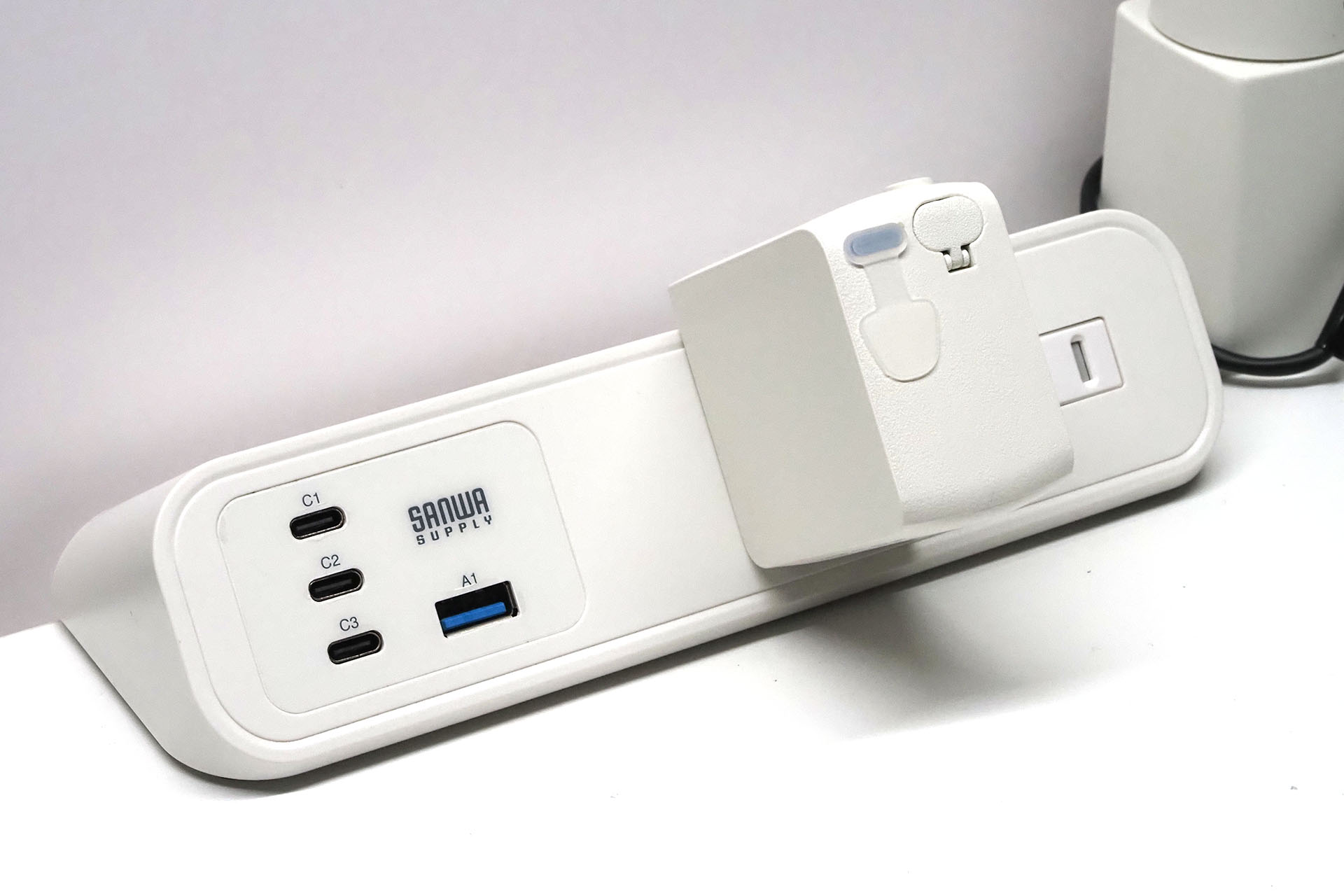 <a href="https://k-tai.watch.impress.co.jp/docs/column/stapaapple/" class="strong b">「スタパ齋藤のApple野郎」</a>で紹介した「フタ付き巻取りケーブル内蔵の充電器」こと<a href="https://k-tai.watch.impress.co.jp/docs/column/stapaapple/2079023.html" class="strong b">「CIO NovaPort DUO II」</a>をセット。