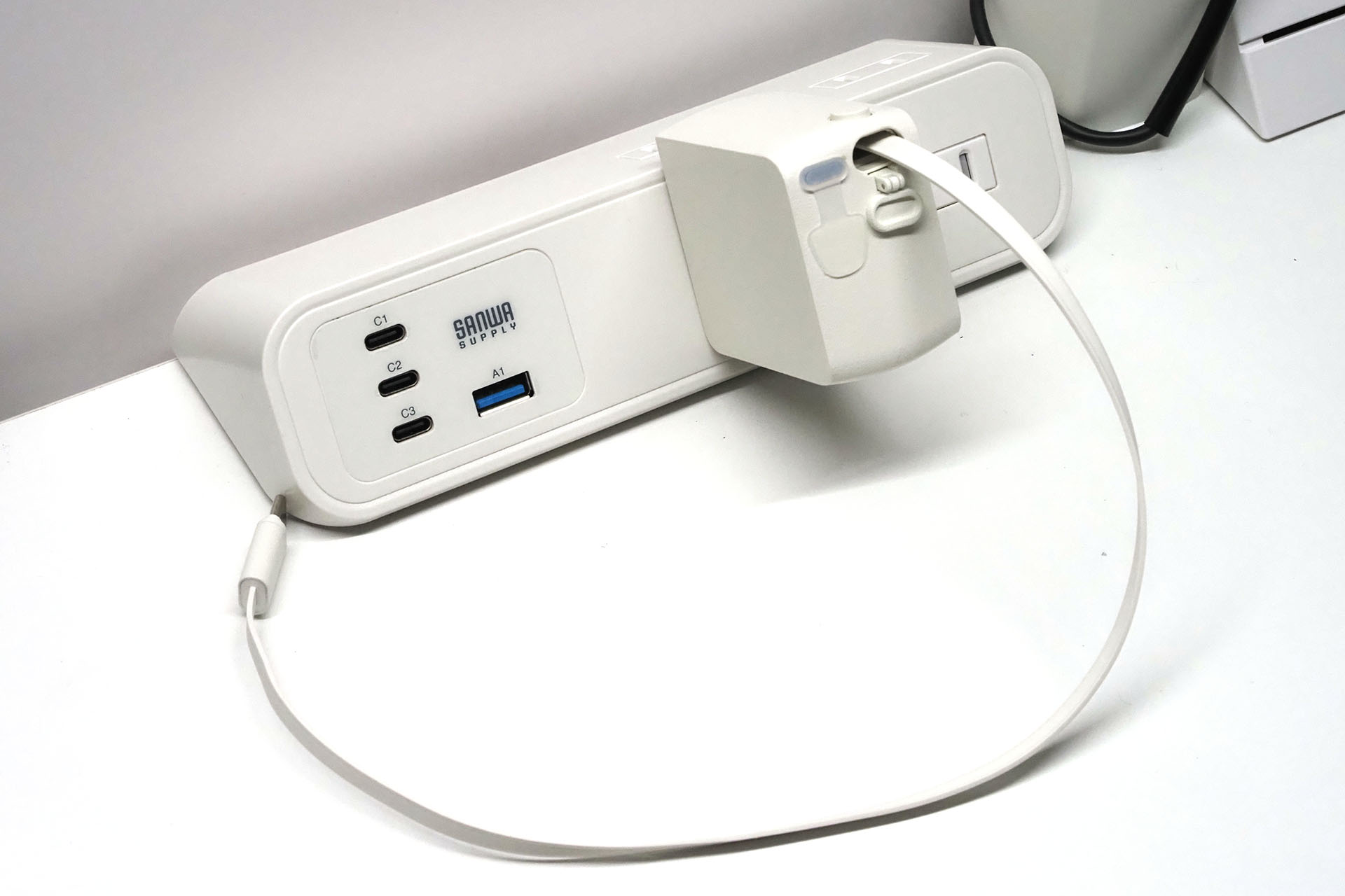 使うときは「CIO NovaPort DUO II」からUSB-Cケーブルを引き出す。あら便利〜♪