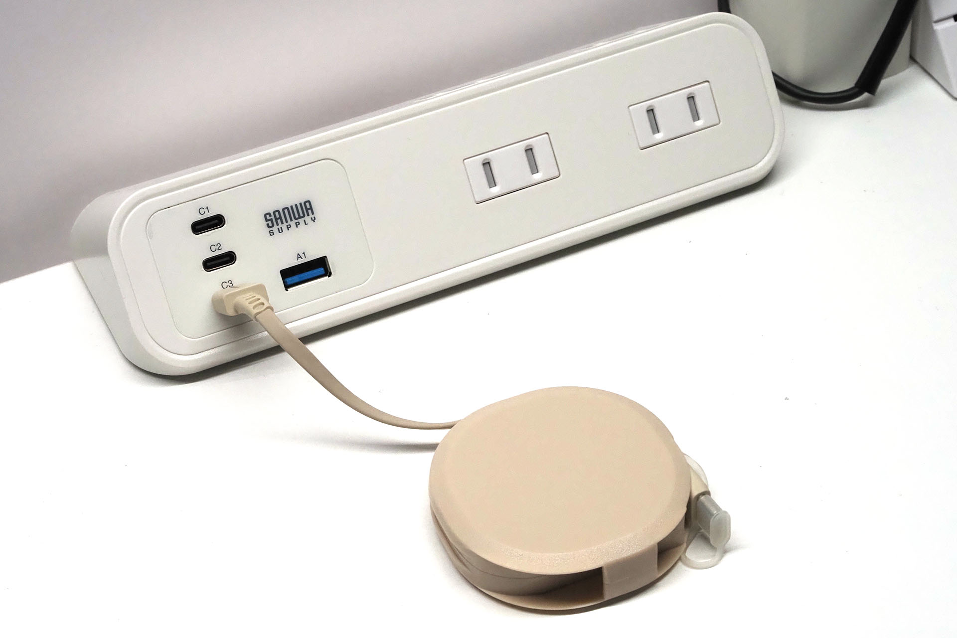 「TAP-B114UC-2」シリーズのUSBポートにオウルテックの<a href="https://www.owltech.co.jp/product-top/cat_cable/cat_cable-type-c-type-c/cbkrpcc/" class="strong b">「katamaki」</a>という片側巻き取り式のUSB Type-Cケーブルを接続。