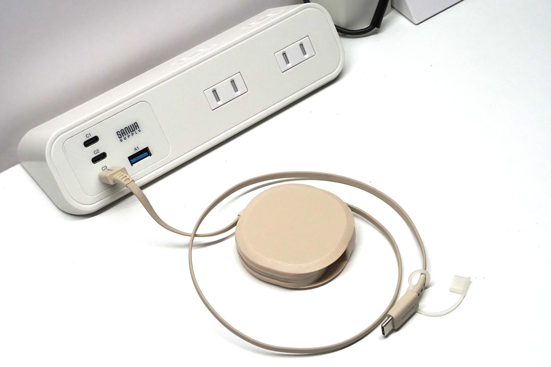 使うときは「katamaki」からUSBケーブルを引き出す。あらコレも便利〜♪