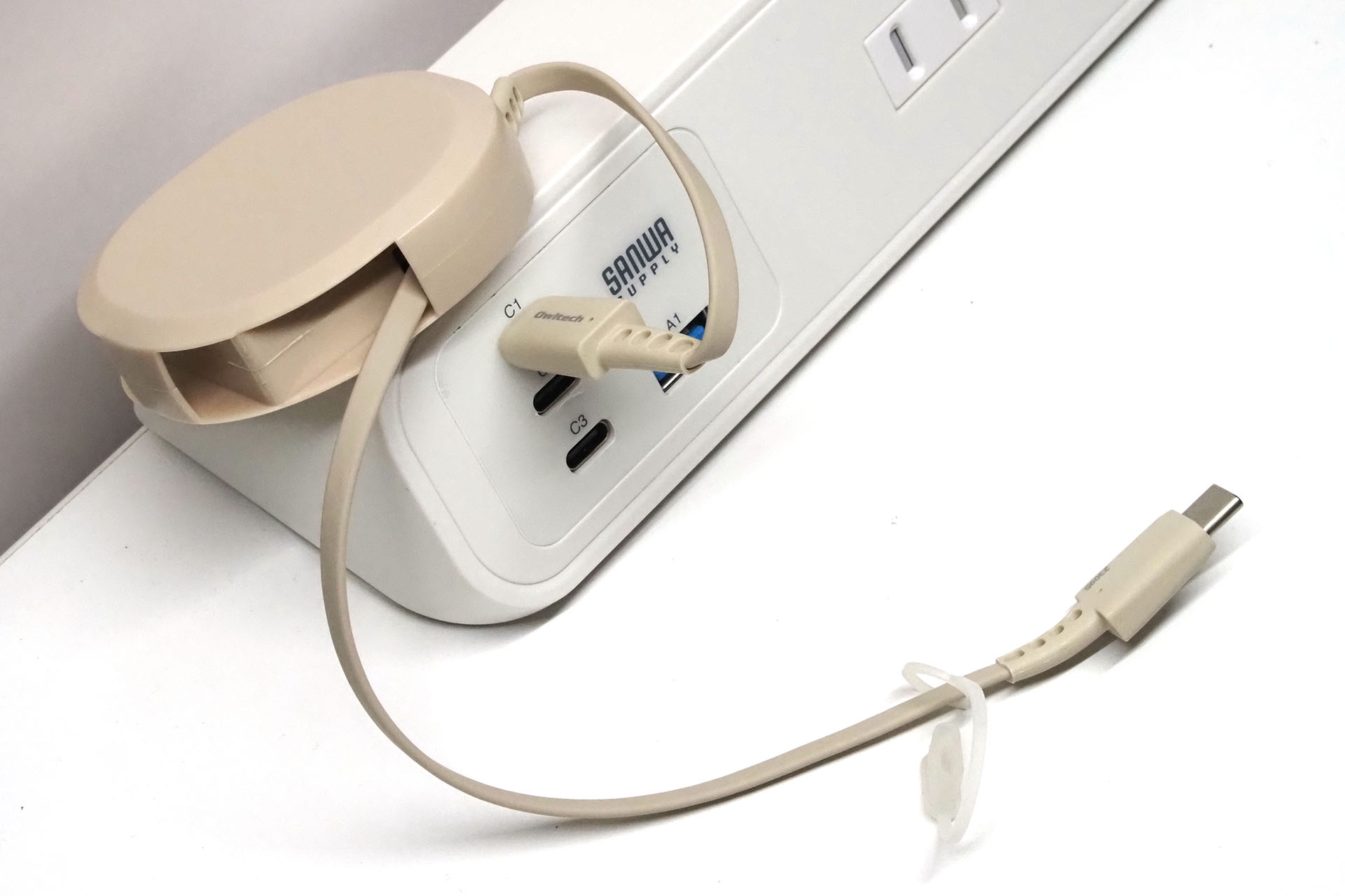 「TAP-B114UC-2」シリーズ本体に「katamaki」を貼り付けて使っても便利だ。