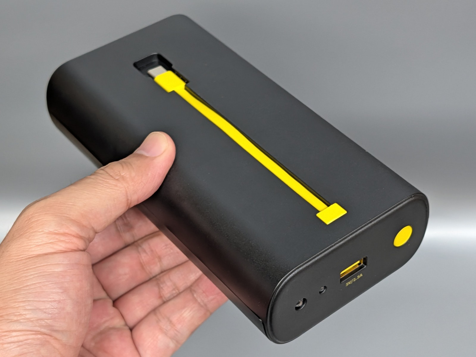 「Emergency Charger」本体。単一電池を収納するため大柄だ。出力は5V／1.5A