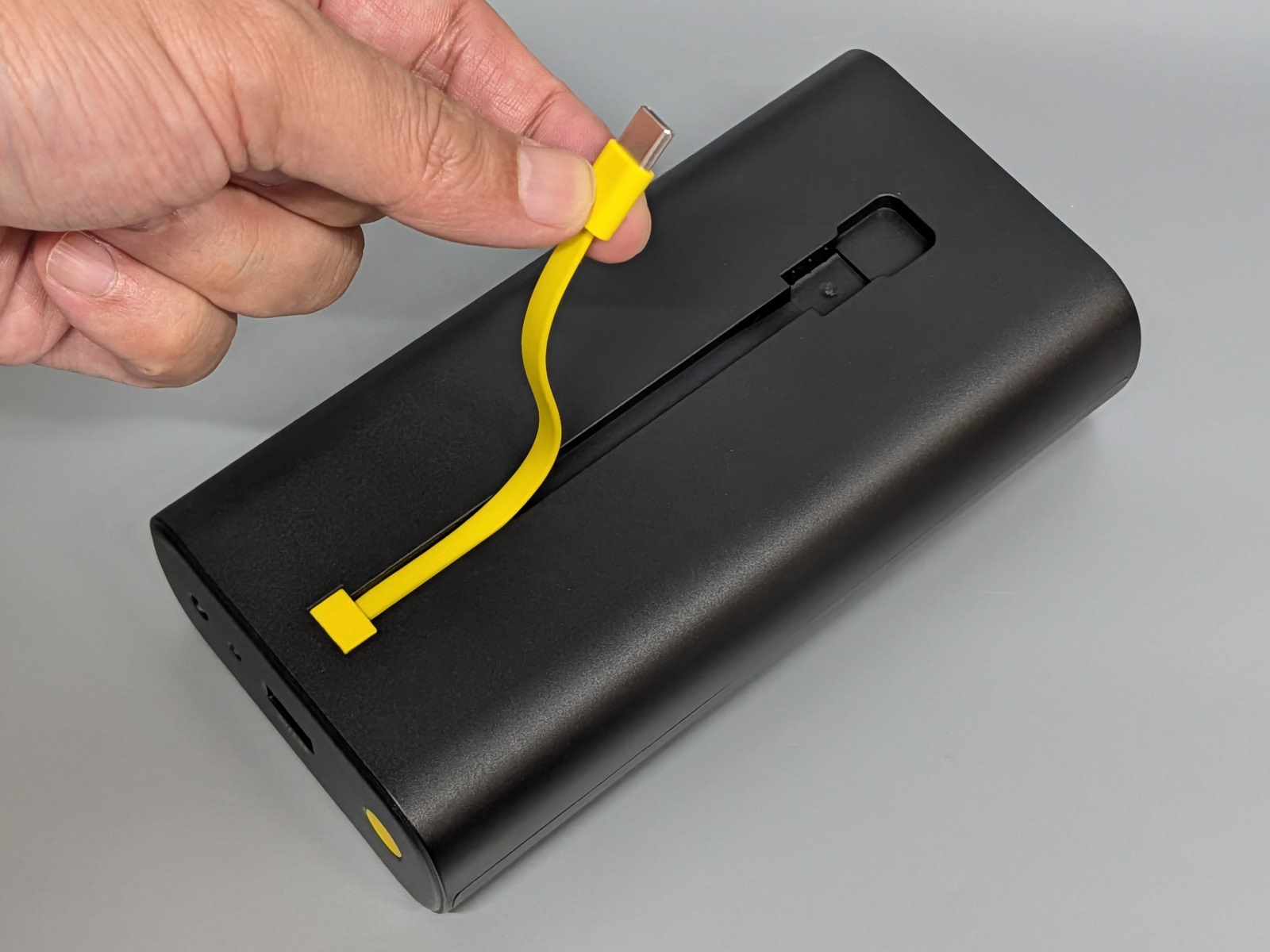 上面にはUSB Type-C仕様のケーブルを内蔵する。別途用意しなくて済むのはありがたい