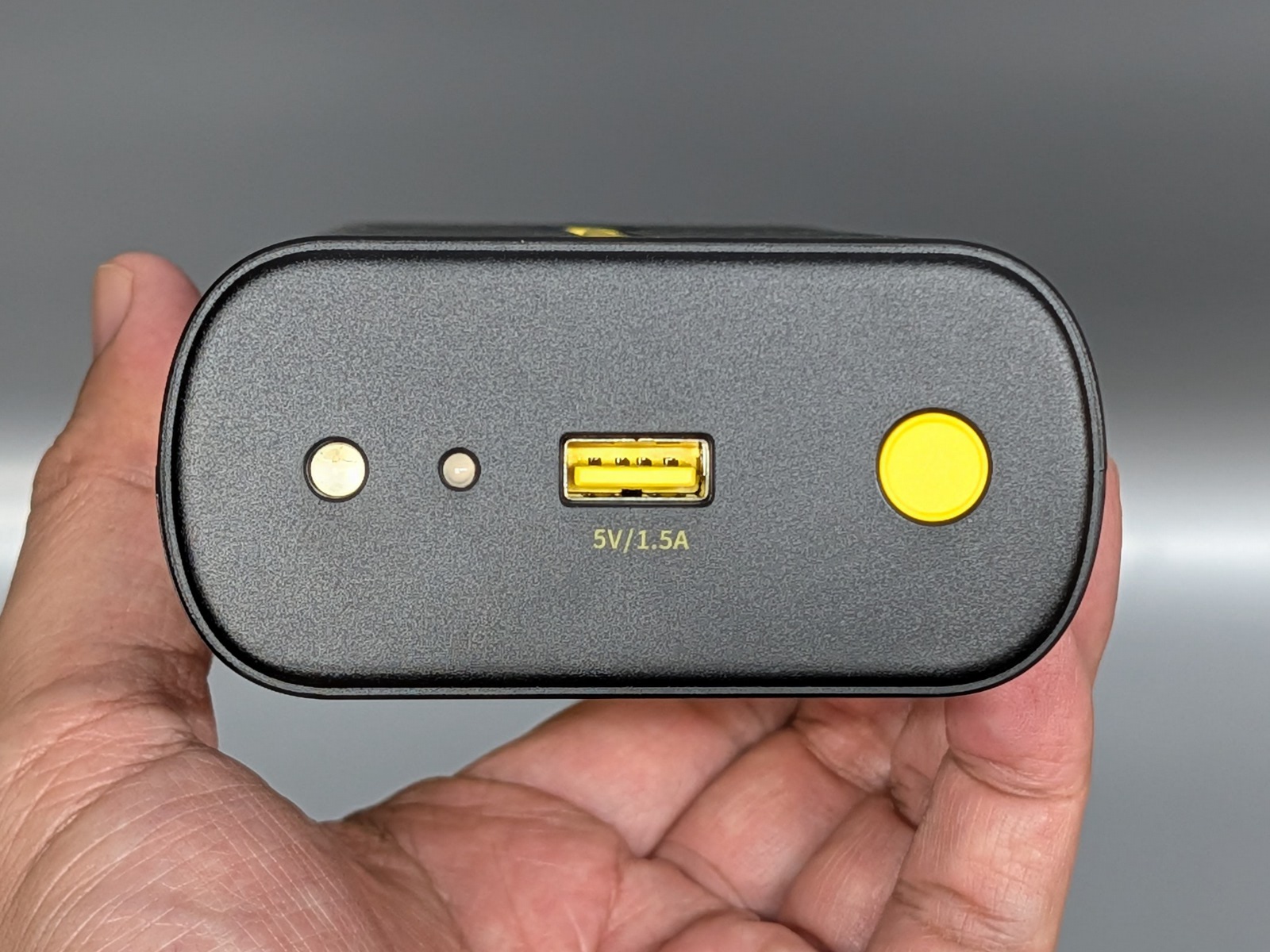 正面には電源ボタン、Type-Aポート、ステータス表示LED、さらにライトを搭載する