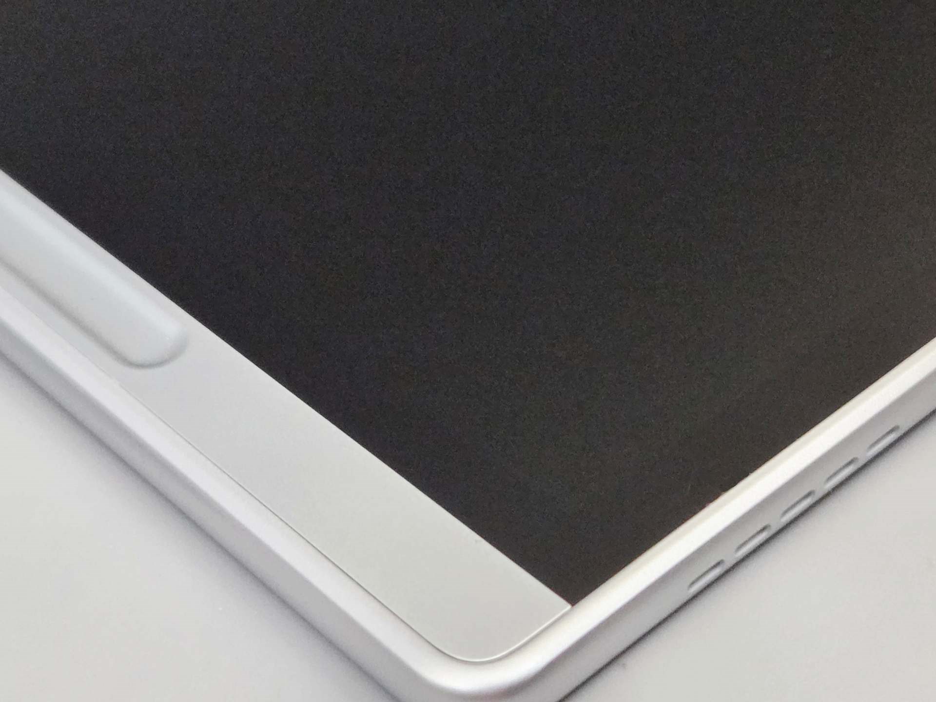 ノングレアタイプのディスプレイ。触るとサラサラとしている。iPadほどツルツルと滑らないものの、上質な紙に手書きしているような感覚を味わえる