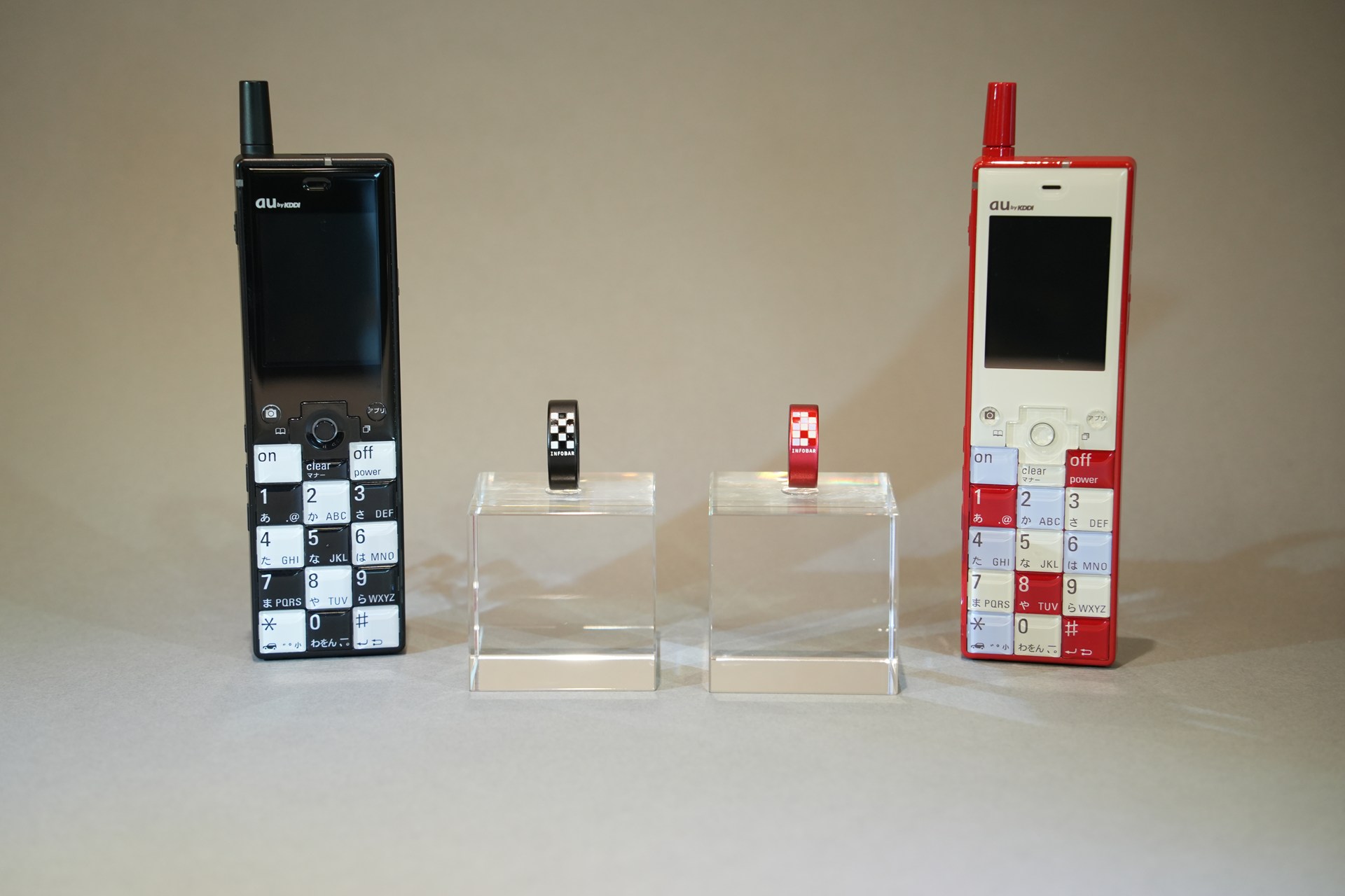 2003年10月に発売されたINFOBARをモチーフにデザインされた