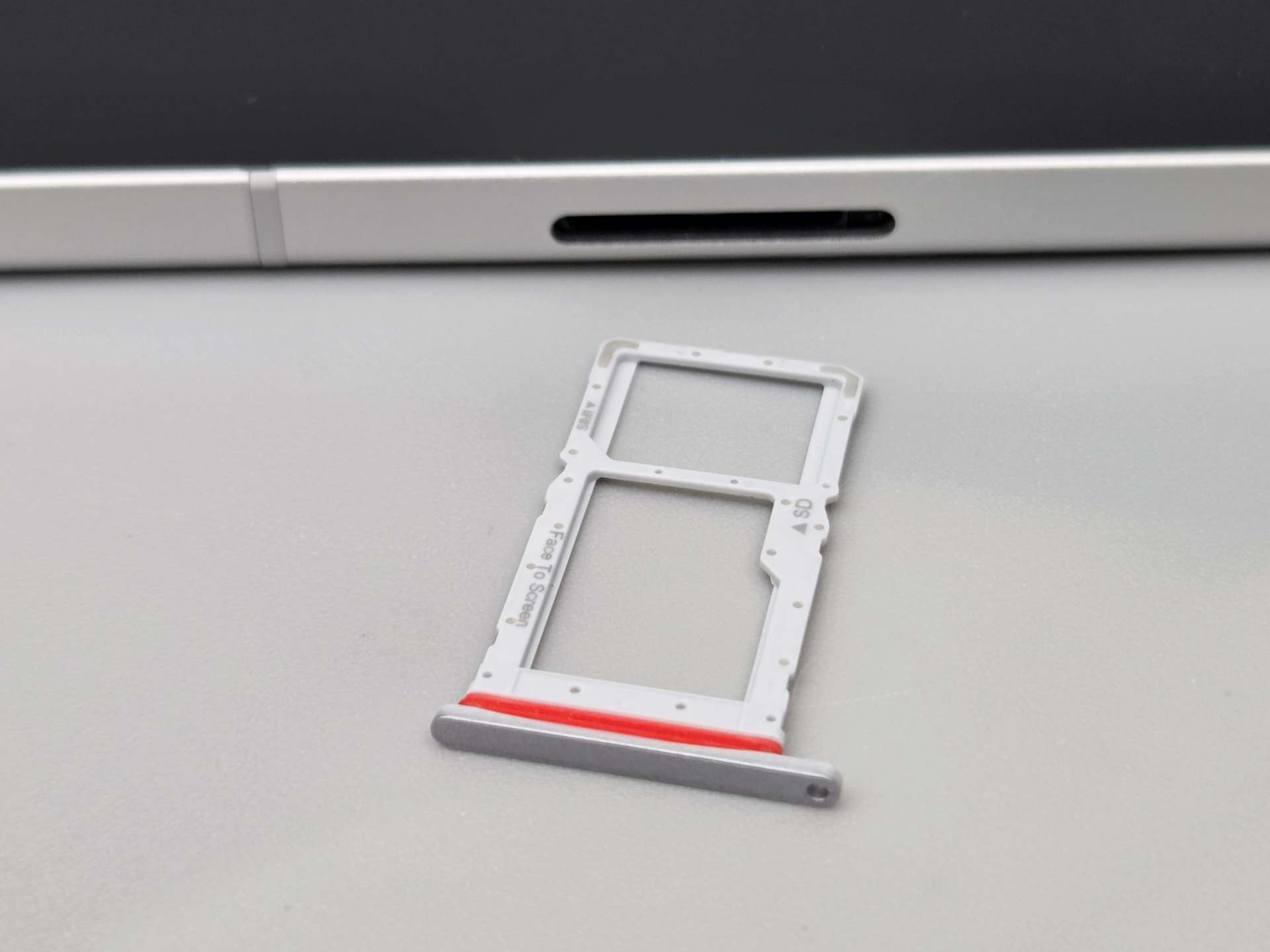 Lenovo TAB8はSIMトレイを搭載する。最大2TBのmicroSDXCに対応するTFカードスロット一体型だ
