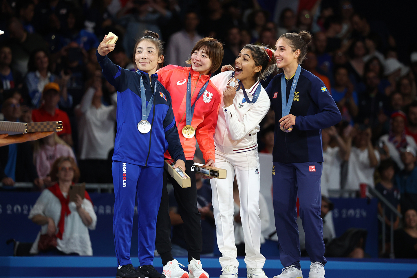 パリ2024夏季オリンピック 柔道女子48キロ級競技終了後にビクトリーセルフィーを撮影する選手たち