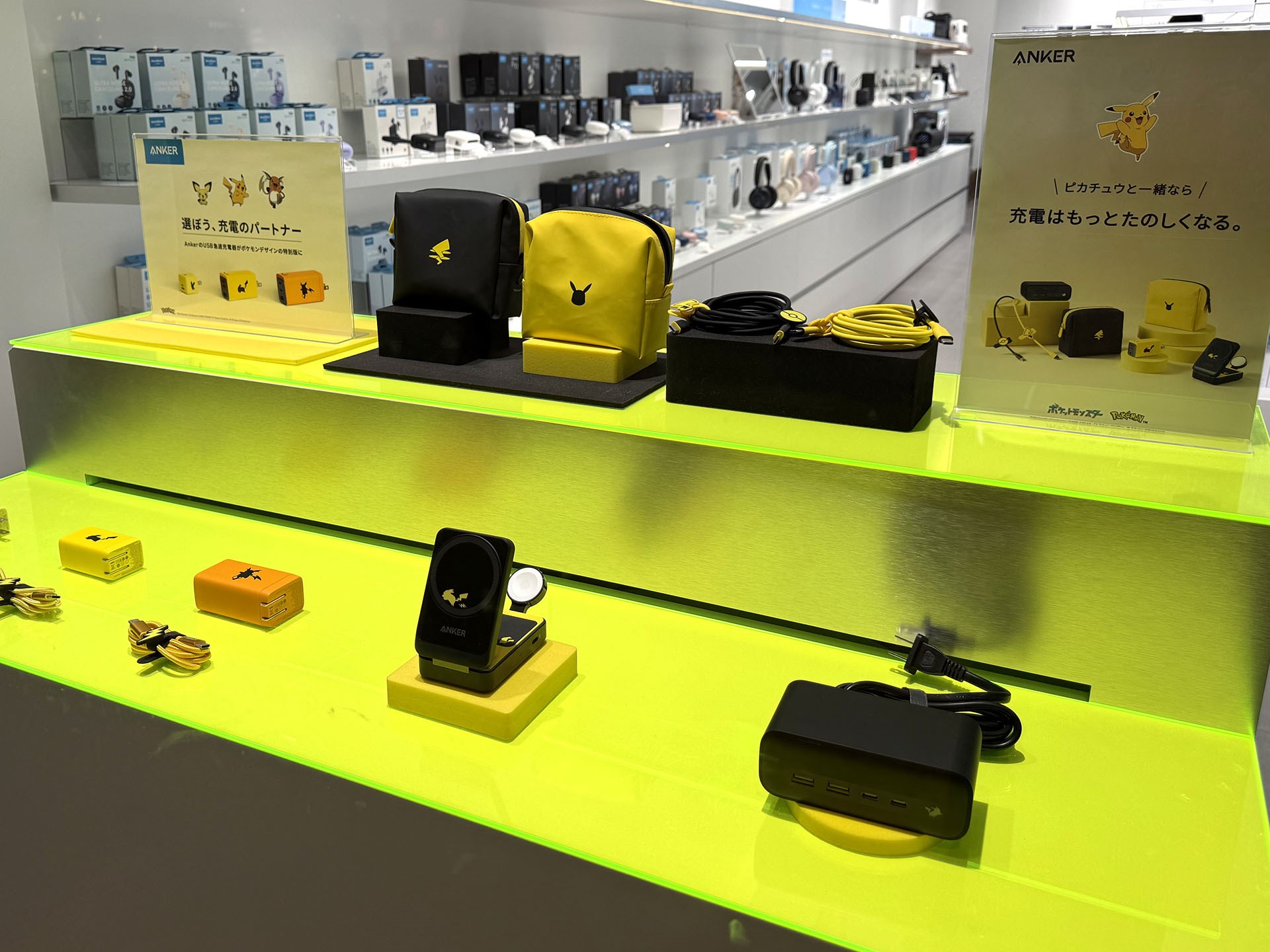 Anker Store Outlet 入間のショーウィンドウ。ピカチュウ・コラボのUSB充電器なども……てか、そんなのあったんだ！