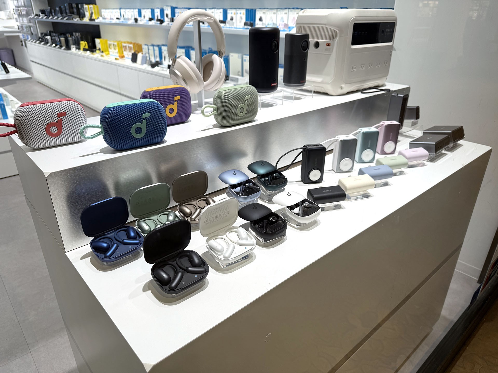 こちらもショーウィンドウ。オーディオ製品もけっこう出しているAnkerなのであった。なお、Ankerのオーディオ製品ブランドは「Soundcore」というブランド名だ。
