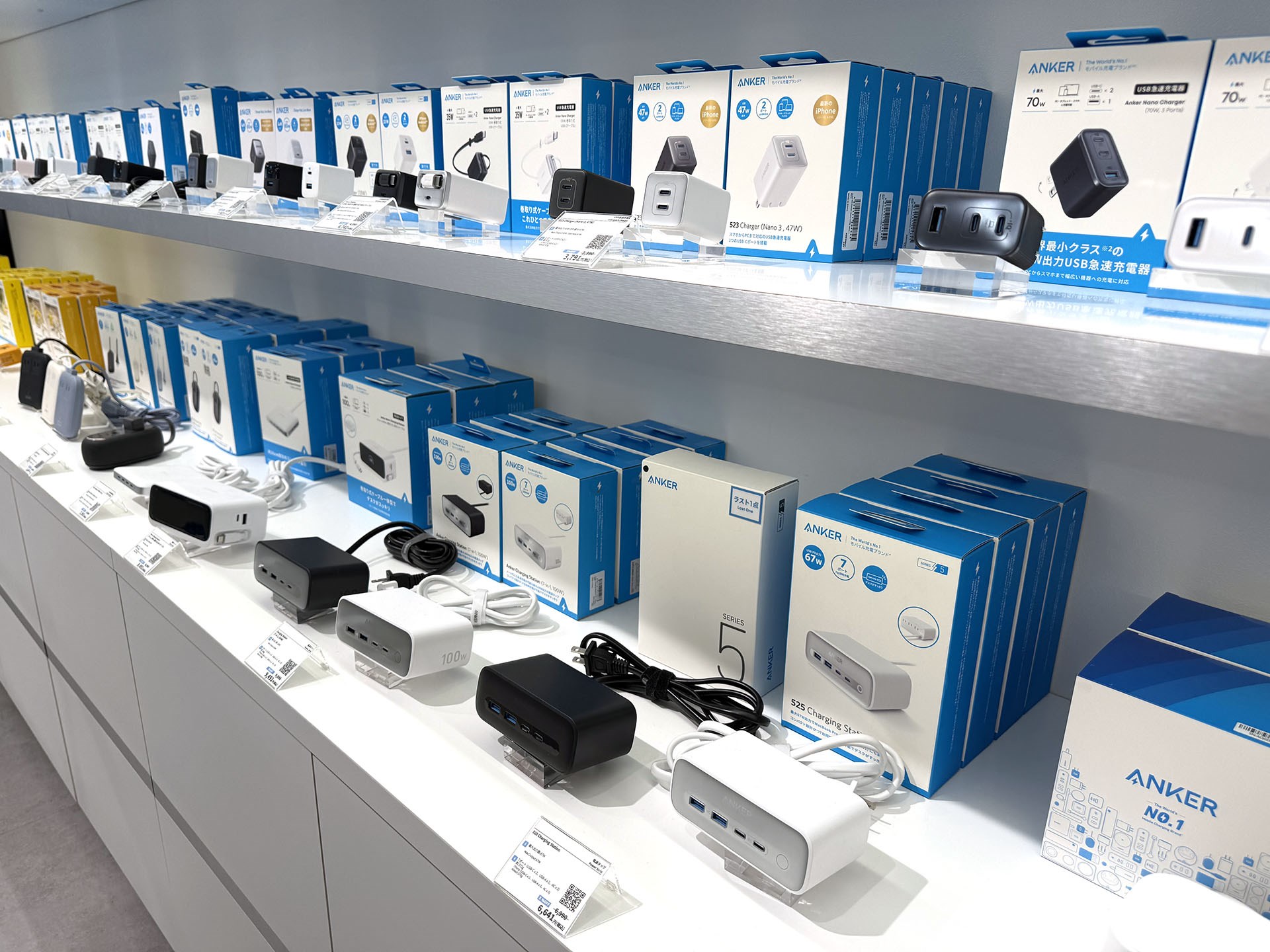 店舗に入って右側の棚にはUSB充電器がたーくさん。実物に触れて買えるので、「電源ケーブルの太さはどうか？」、「携帯性は？」などしっかりチェックしつつ選べる。