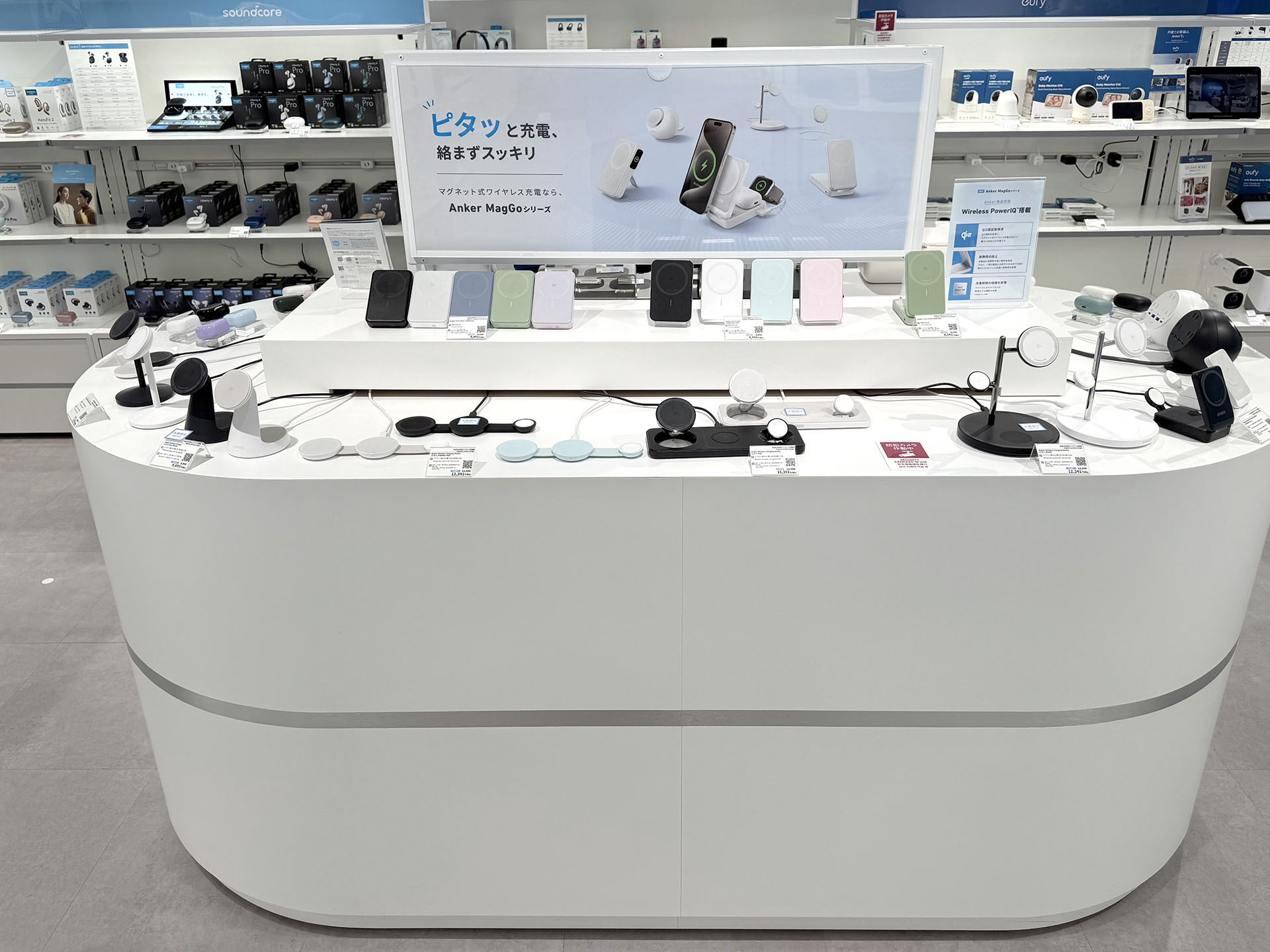 MagSafe対応充電スタンド「MagGoシリーズ」の数々。実際にスマートフォンを吸着させるなどして試せるのが嬉しい。