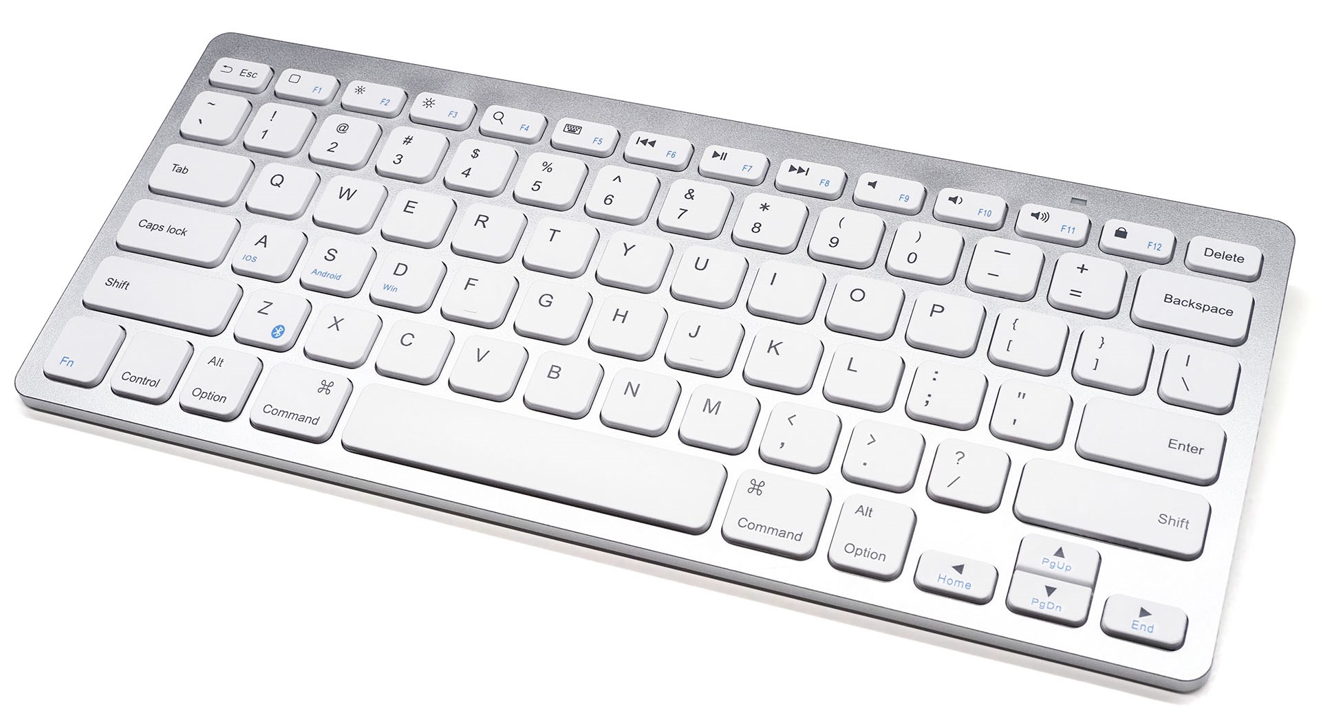 Anker Store Outlet 入間で買ってきたキーボード。そのパッケージには「Ultra Compact Bluetooth Keyboard」とあったが、キー配列など仕様から見ると、たぶん「<a href="https://www.ankerjapan.com/products/a7726" class="strong b">Anker ウルトラスリム Bluetooth ワイヤレスキーボード 製品型番:A7726121 ホワイト</a>」と同等品だと思われる。外国版のパッケージなのかも？