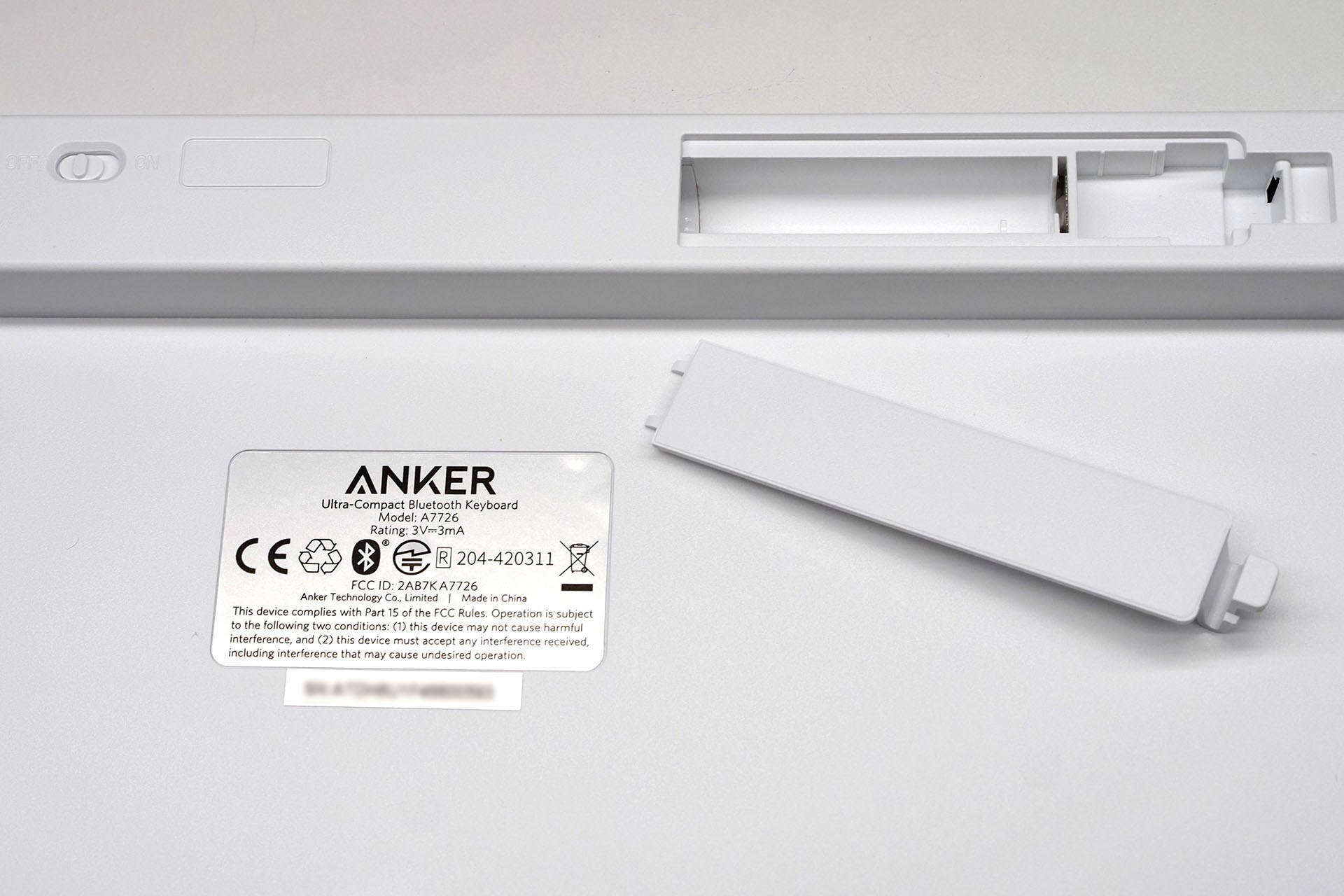 電源は単4形電池×2本。もちろん技適マークもついている。電源スイッチはスライド式。