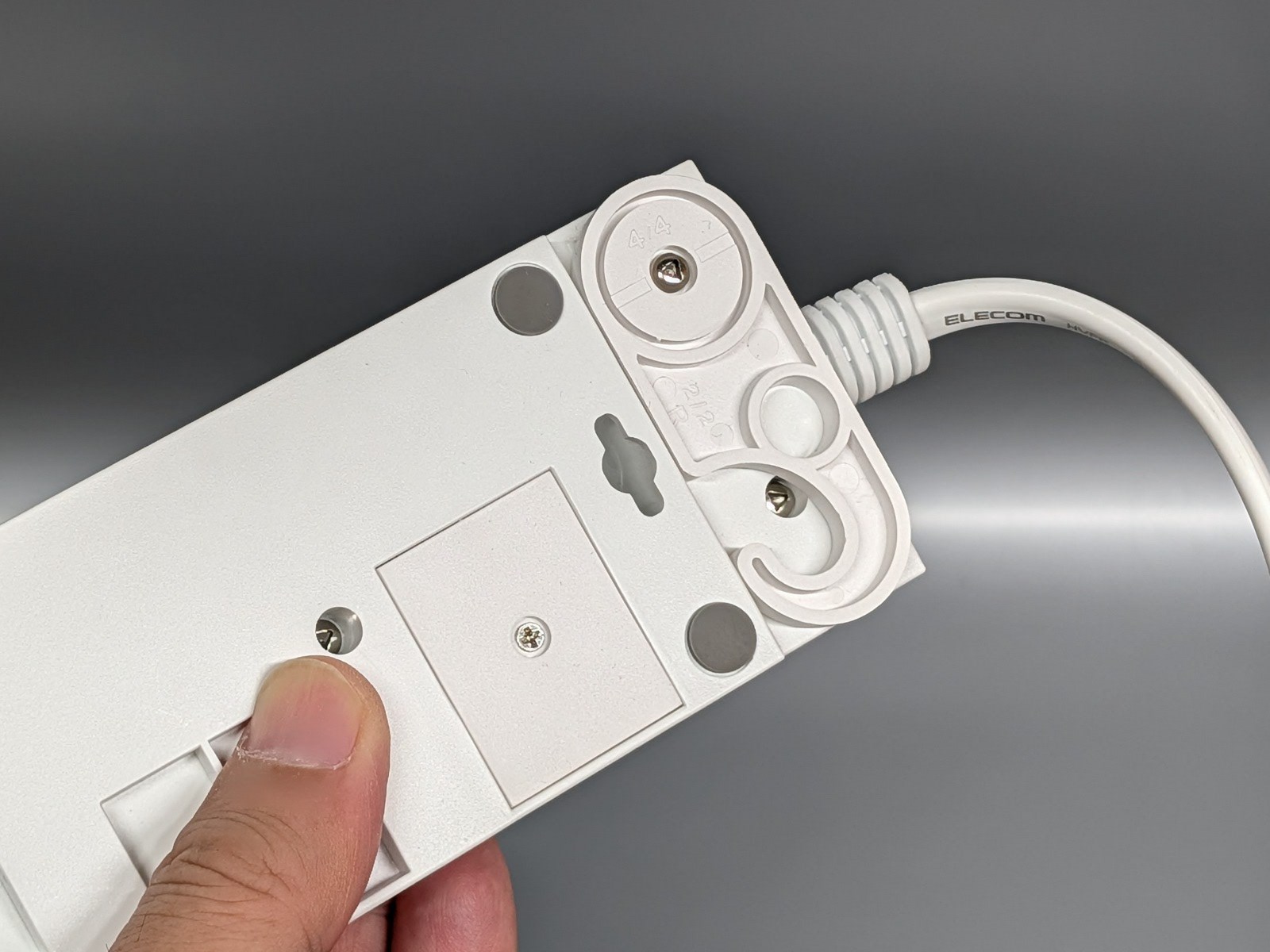 電源タップには仮固定用のフック穴が設けられている製品が多い