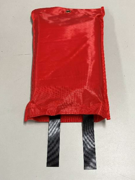 配備されるファイヤーブランケット、上は収納袋に入れたもの、下は広げた状態のもの